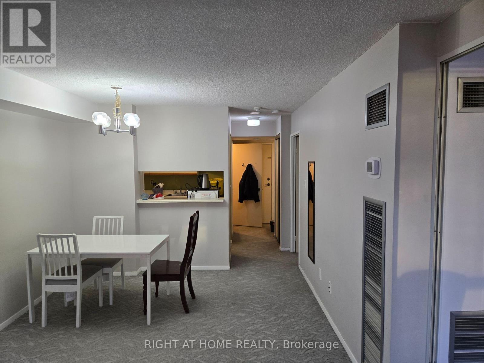 1802 - 633 Bay Street, Toronto, Ontario  M5G 2G4 - Photo 2 - C12691132