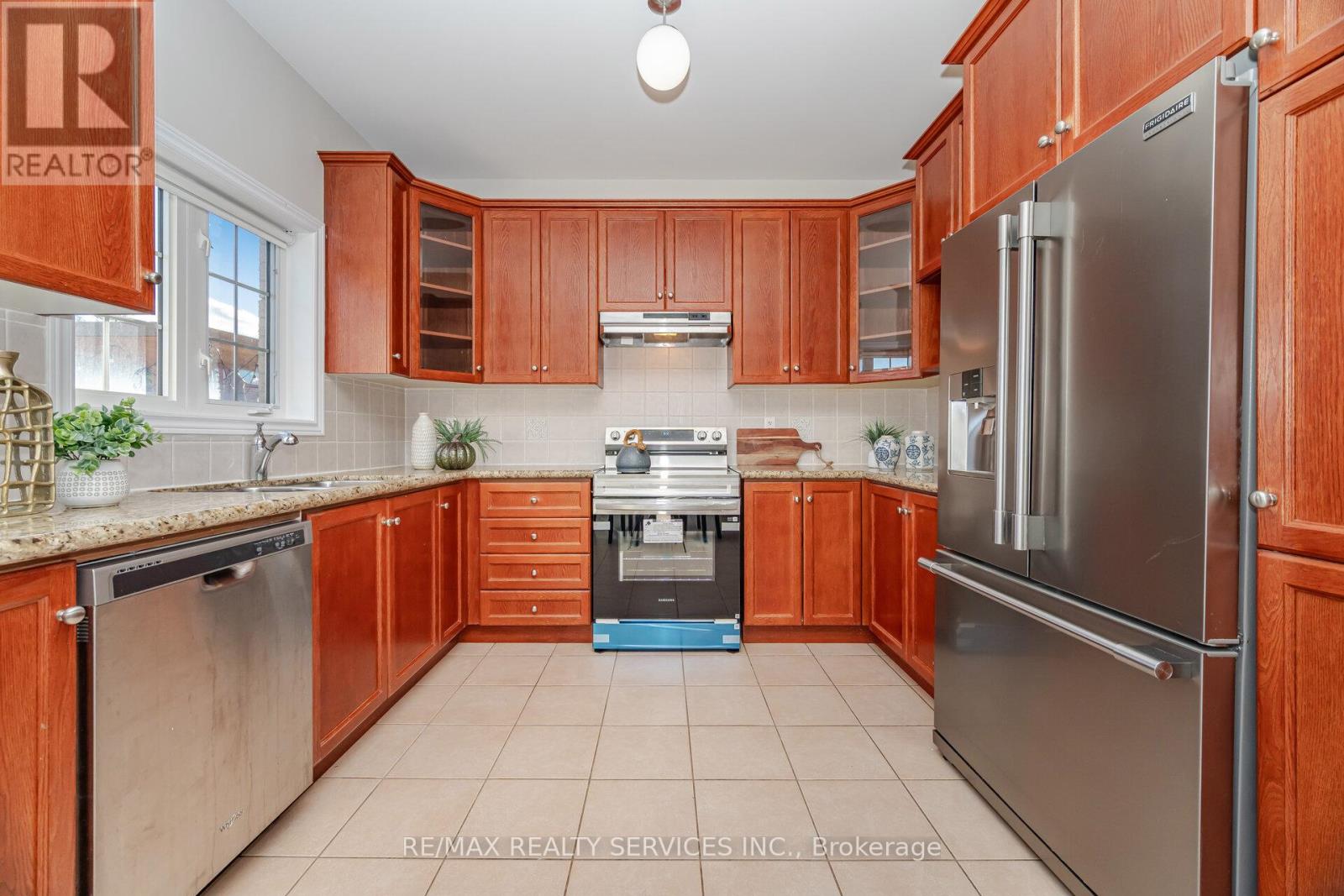 71 Ivy Glen Drive, Vaughan, Ontario  L6A 0P3 - Photo 11 - N12691208