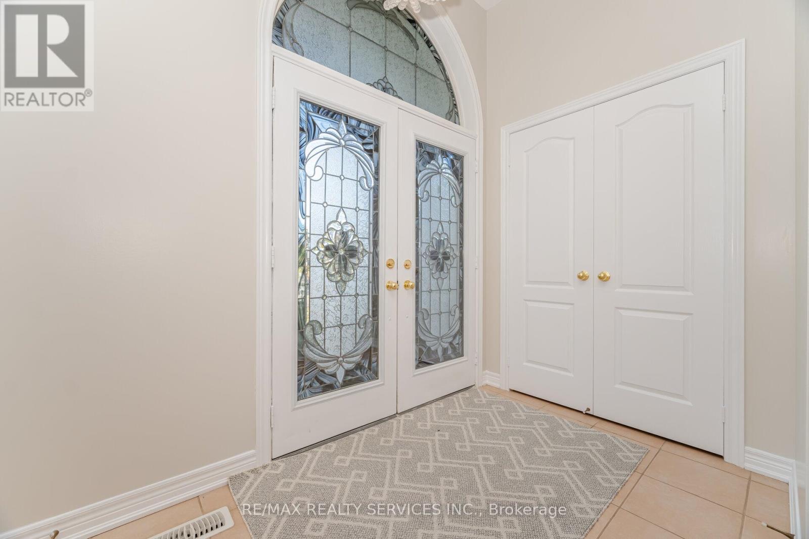 71 Ivy Glen Drive, Vaughan, Ontario  L6A 0P3 - Photo 5 - N12691208