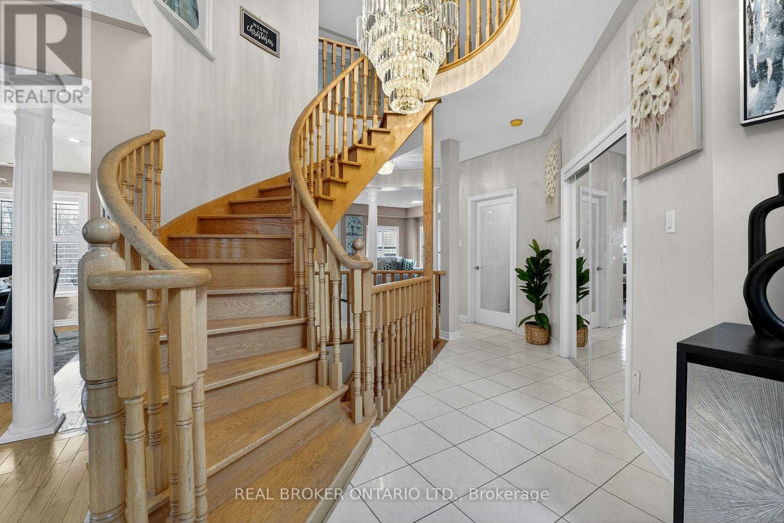 39 Pinebrook Circle, Caledon, Ontario  L7C 1C4 - Photo 4 - W12690984