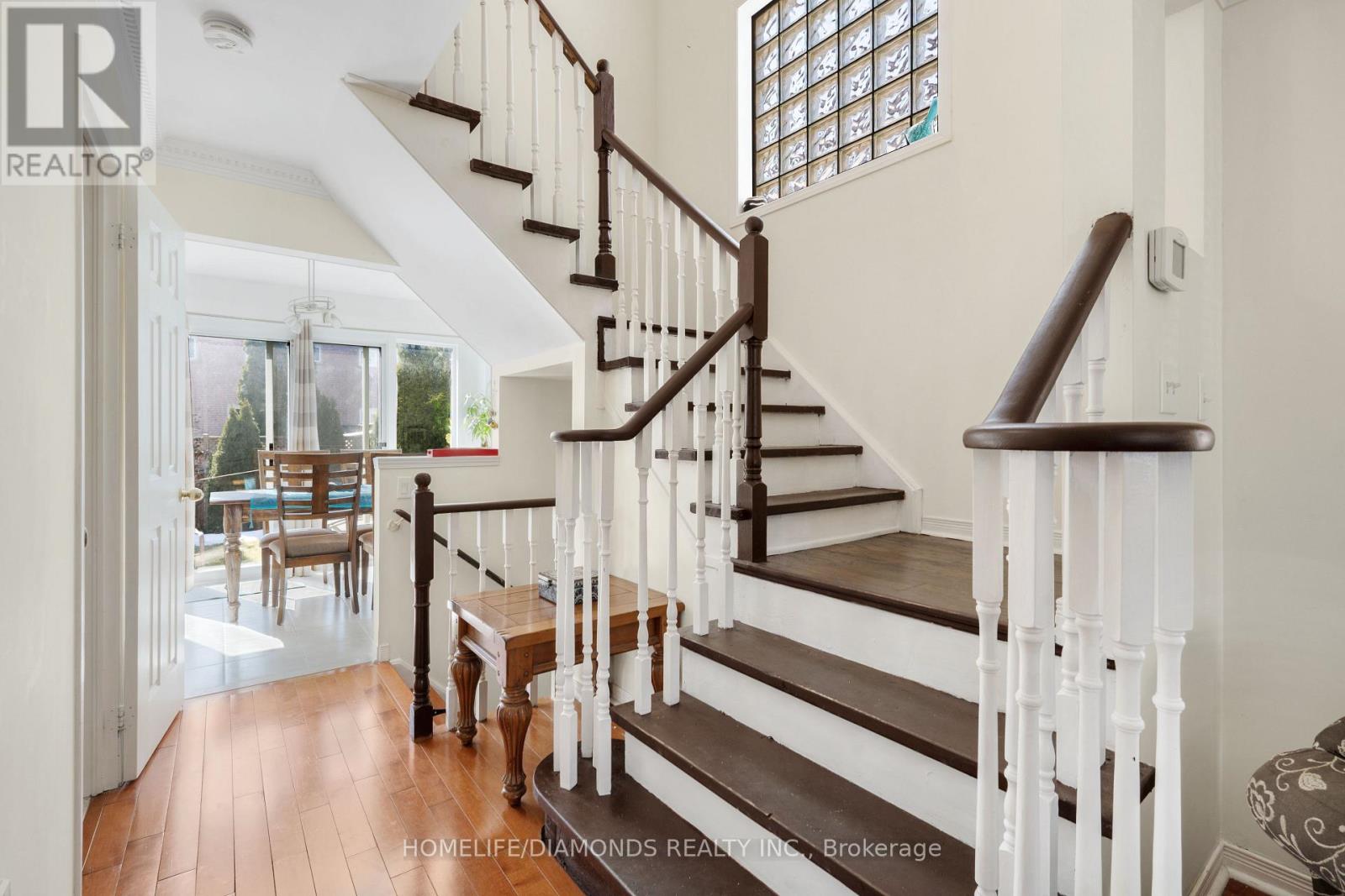 540 Delphine Drive, Burlington, Ontario  L7L 6X2 - Photo 13 - W12691022