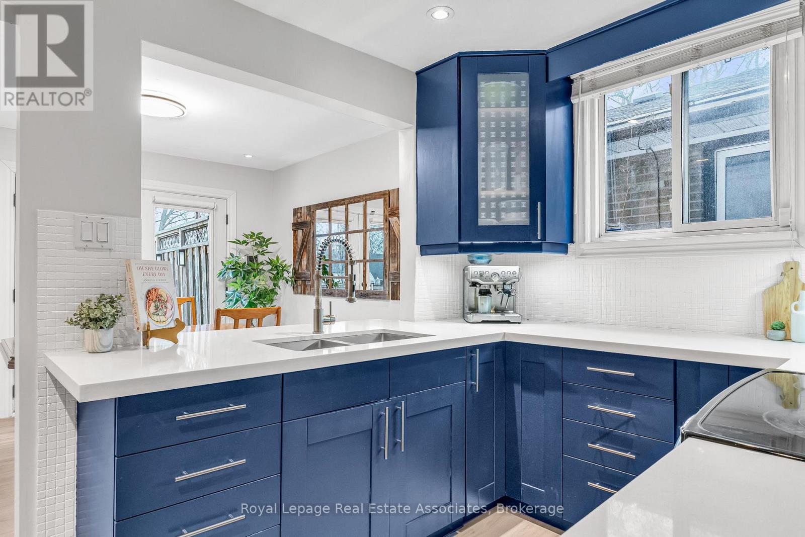 1034 Meredith Avenue, Mississauga, Ontario  L5E 2C7 - Photo 12 - W12691102