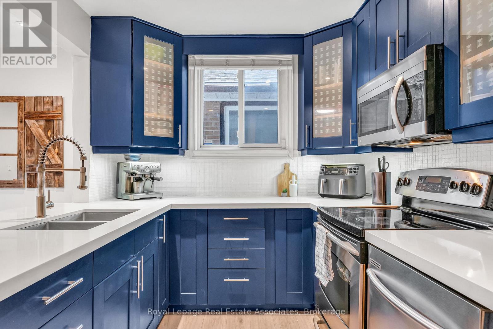 1034 Meredith Avenue, Mississauga, Ontario  L5E 2C7 - Photo 13 - W12691102