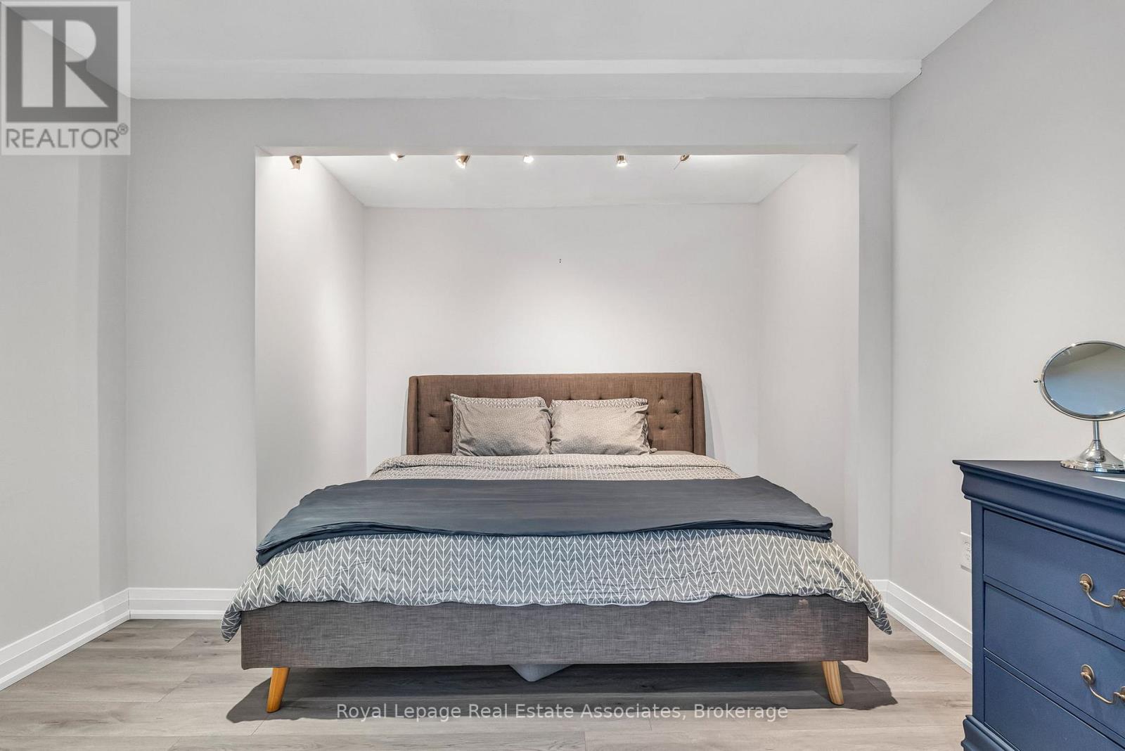 1034 Meredith Avenue, Mississauga, Ontario  L5E 2C7 - Photo 22 - W12691102