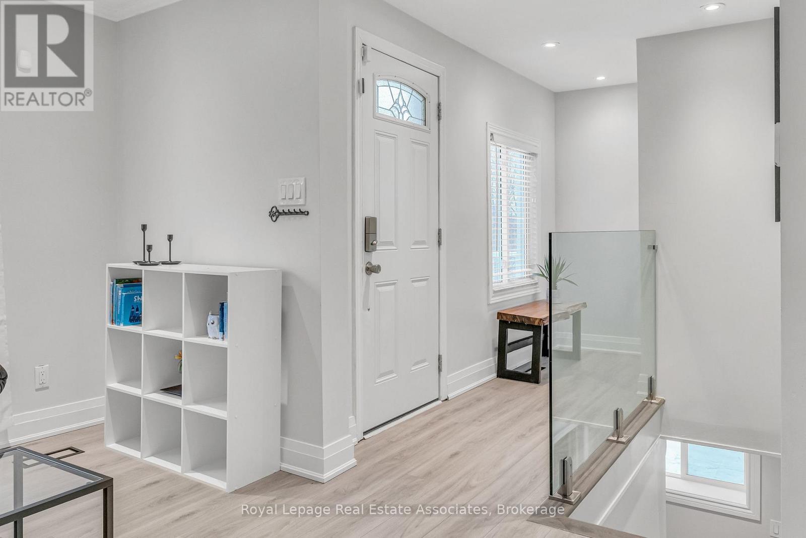 1034 Meredith Avenue, Mississauga, Ontario  L5E 2C7 - Photo 4 - W12691102