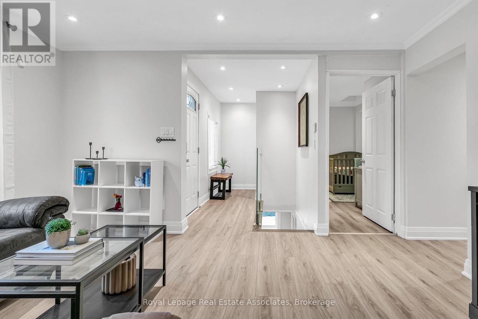 1034 Meredith Avenue, Mississauga, Ontario  L5E 2C7 - Photo 8 - W12691102