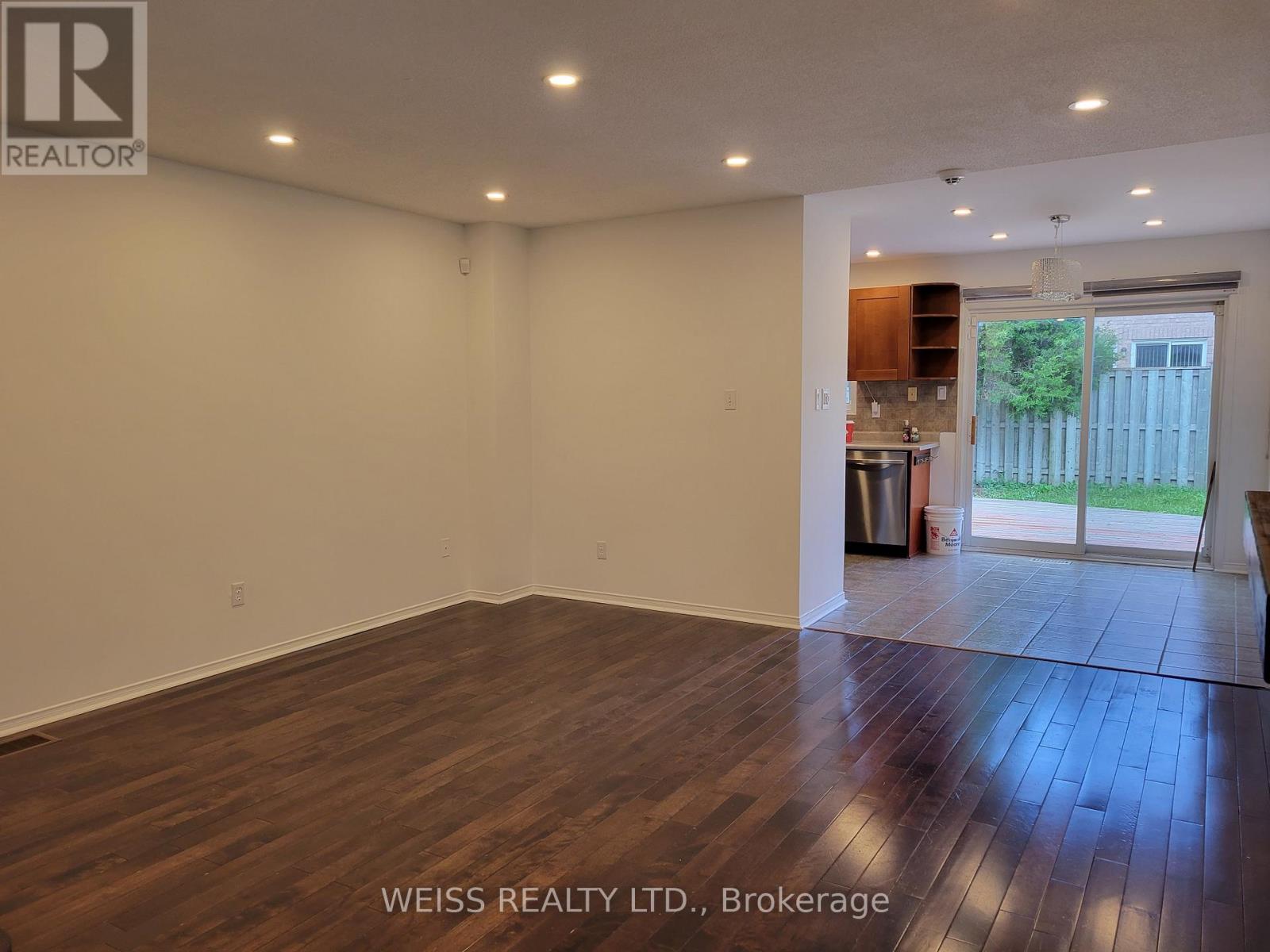 1068 Foxglove Place, Mississauga, Ontario  L5V 2N5 - Photo 2 - W12691176