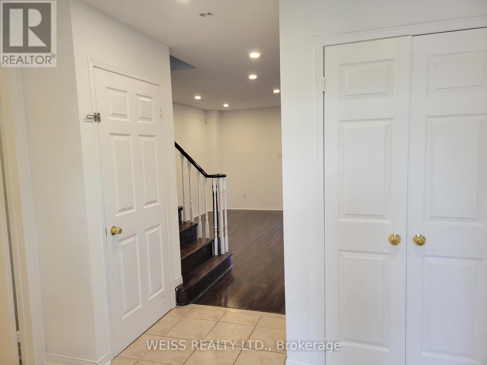 1068 Foxglove Place, Mississauga, Ontario  L5V 2N5 - Photo 4 - W12691176