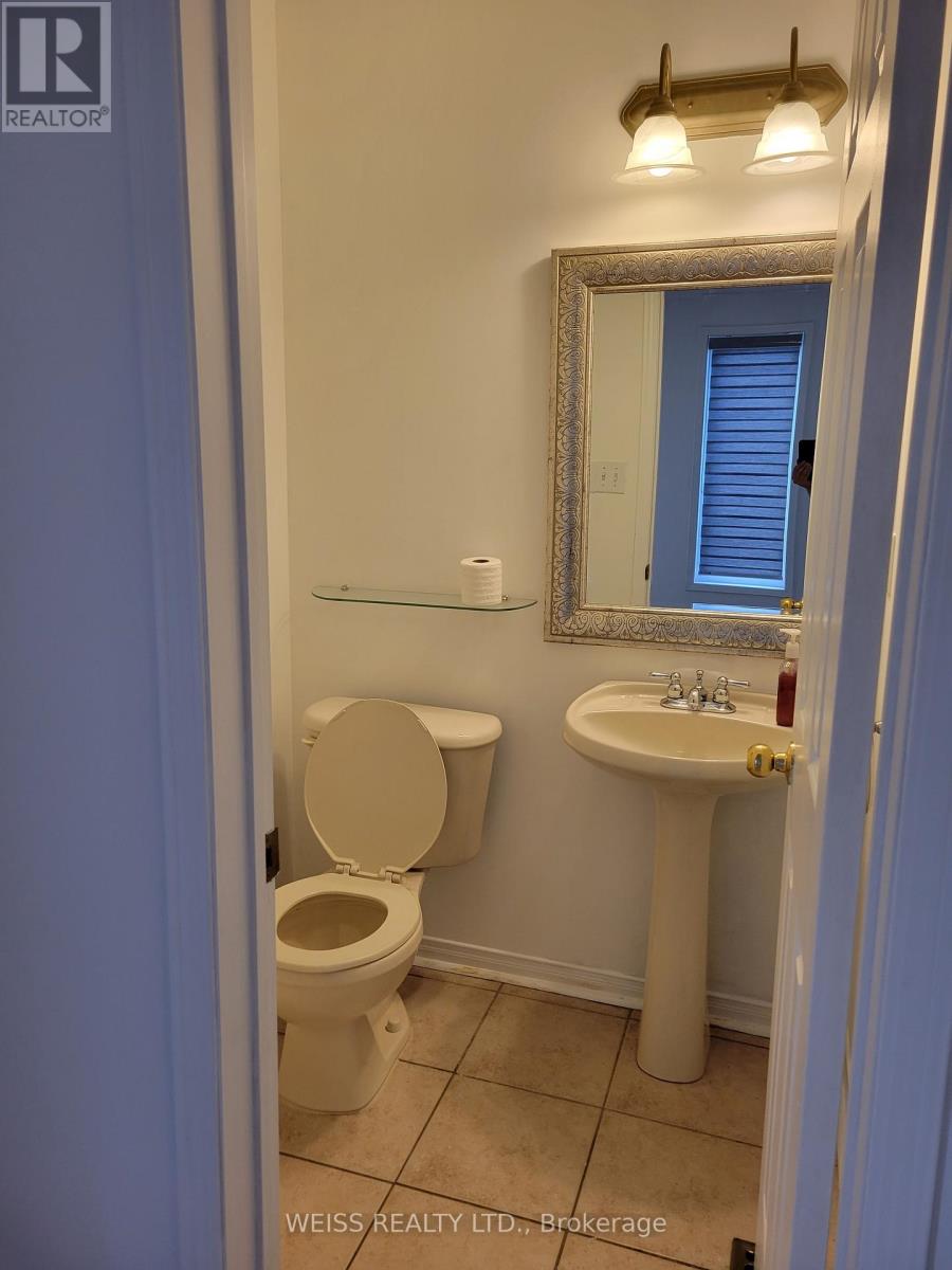 1068 Foxglove Place, Mississauga, Ontario  L5V 2N5 - Photo 5 - W12691176