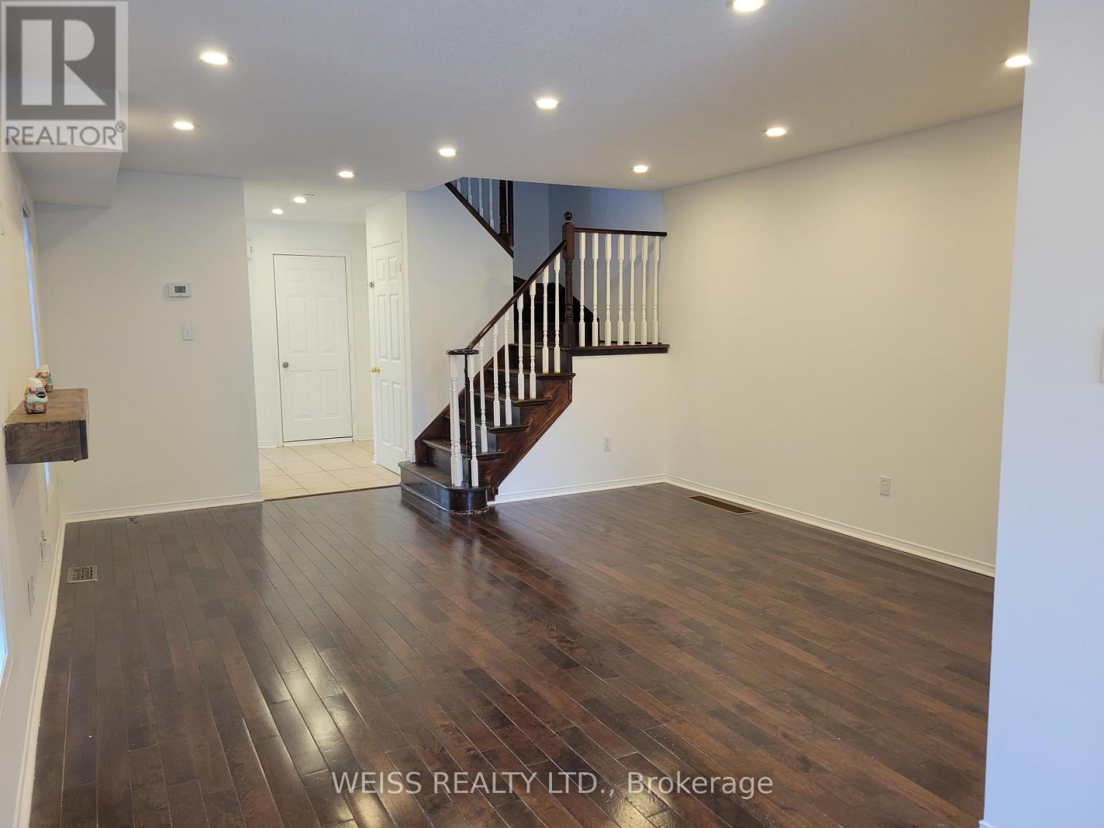 1068 Foxglove Place, Mississauga, Ontario  L5V 2N5 - Photo 6 - W12691176