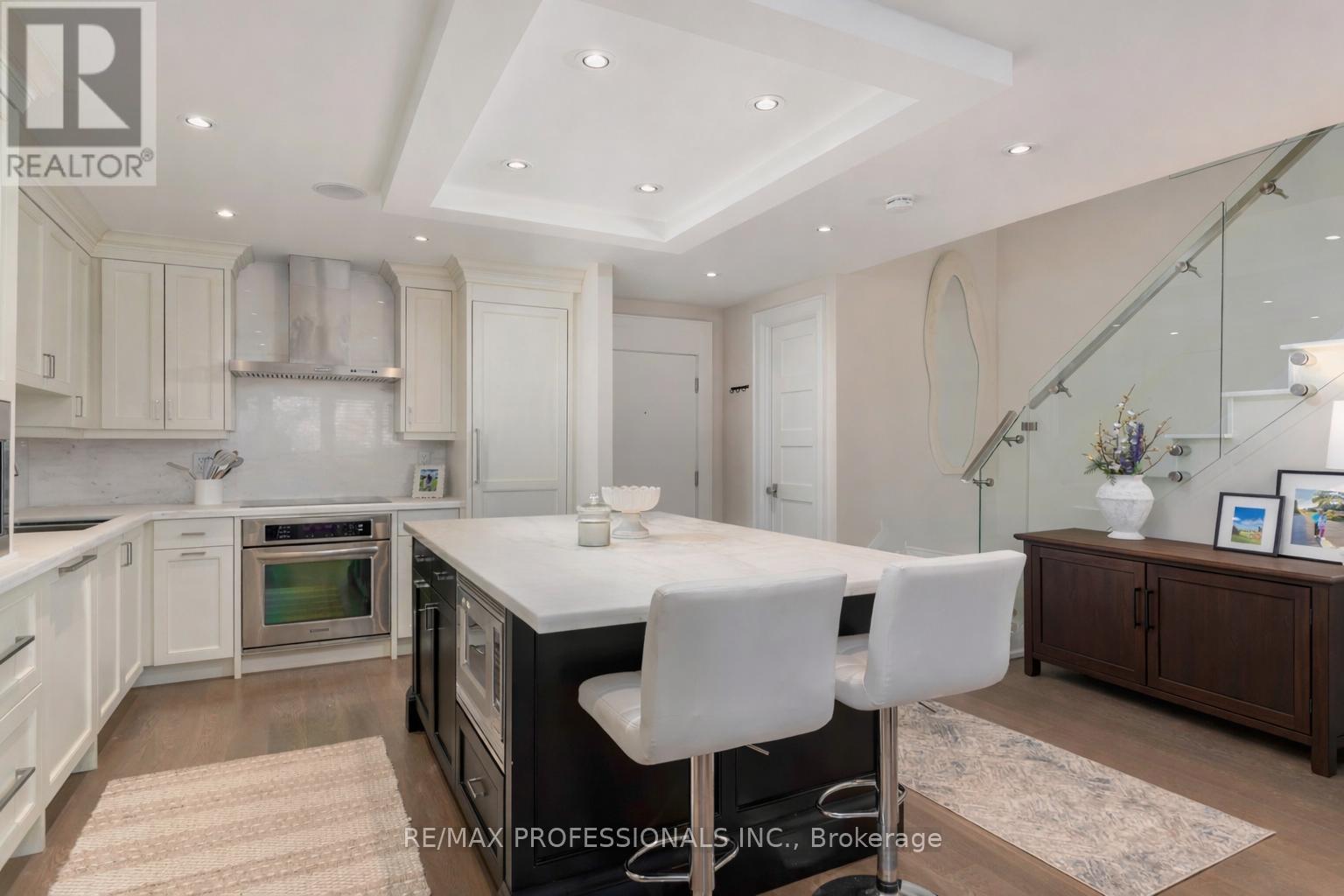 304 - 71 OLD MILL ROAD, Toronto, Ontario