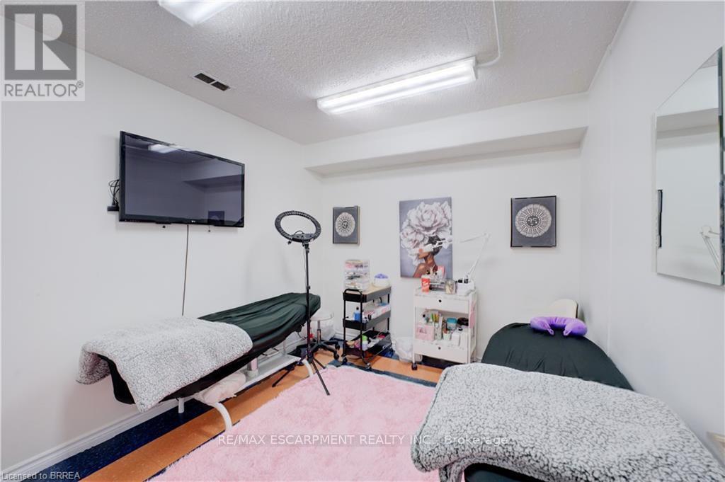 325 Fairview Drive, Brantford, Ontario  N3R 2X3 - Photo 13 - X12691210