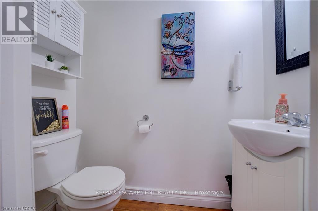 325 Fairview Drive, Brantford, Ontario  N3R 2X3 - Photo 15 - X12691210