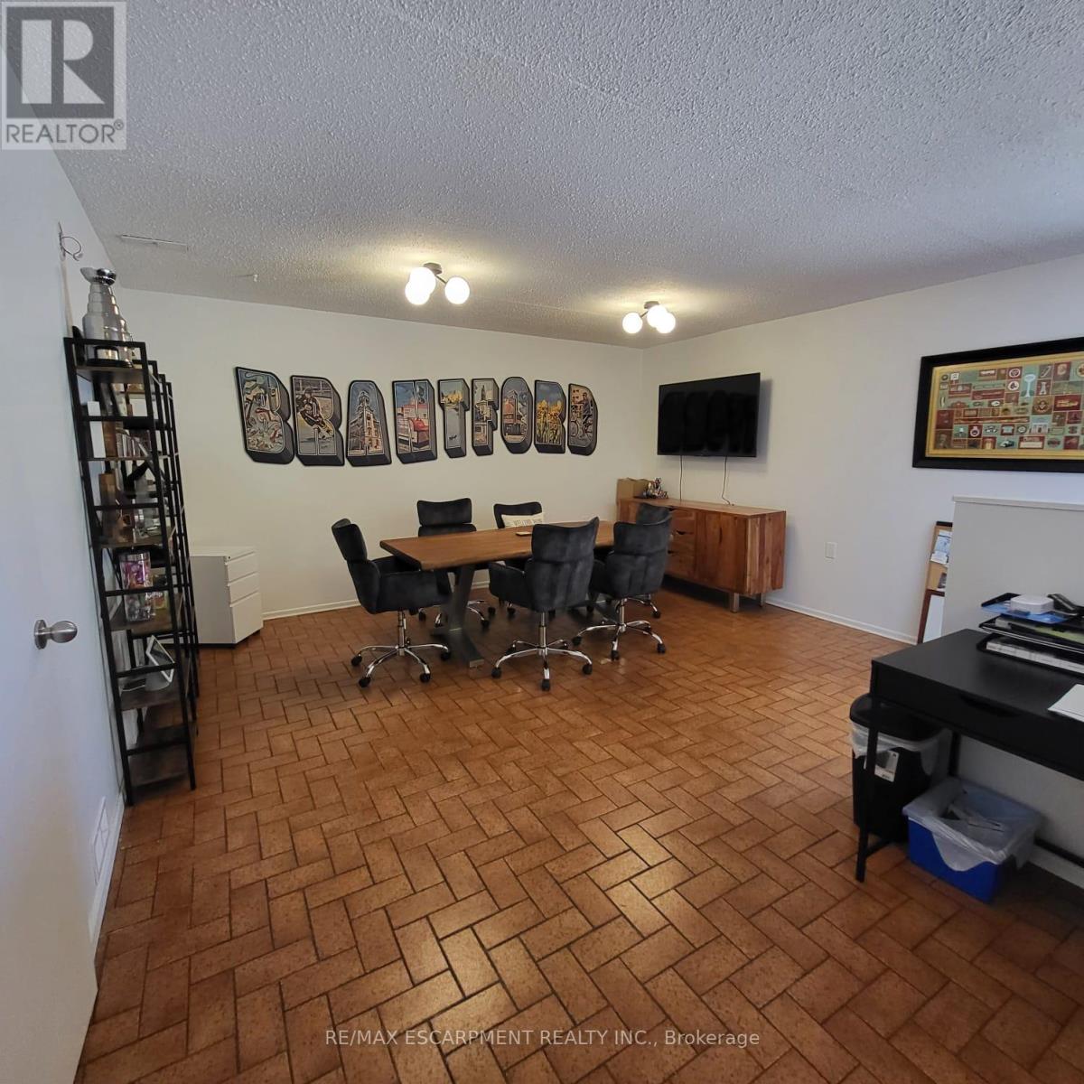 325 Fairview Drive, Brantford, Ontario  N3R 2X3 - Photo 2 - X12691210