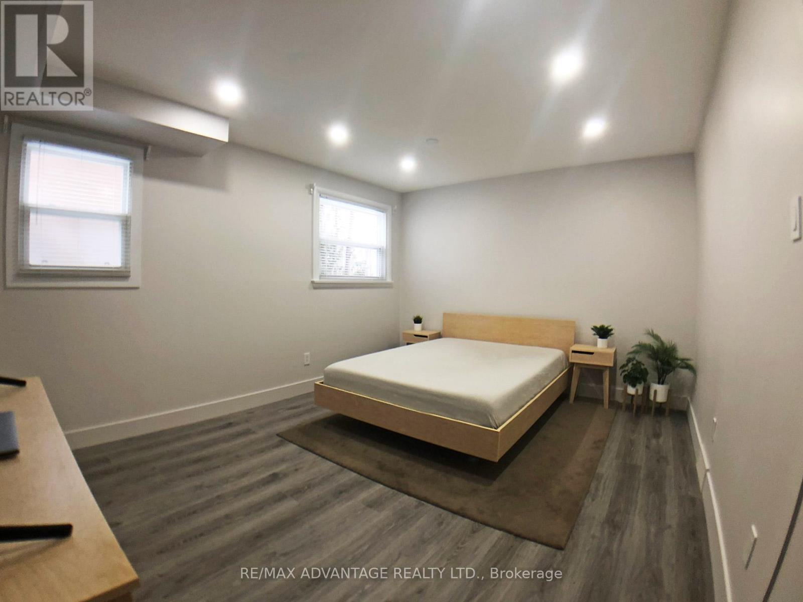 Photo 17 of 50 for 206-208 Barry Place