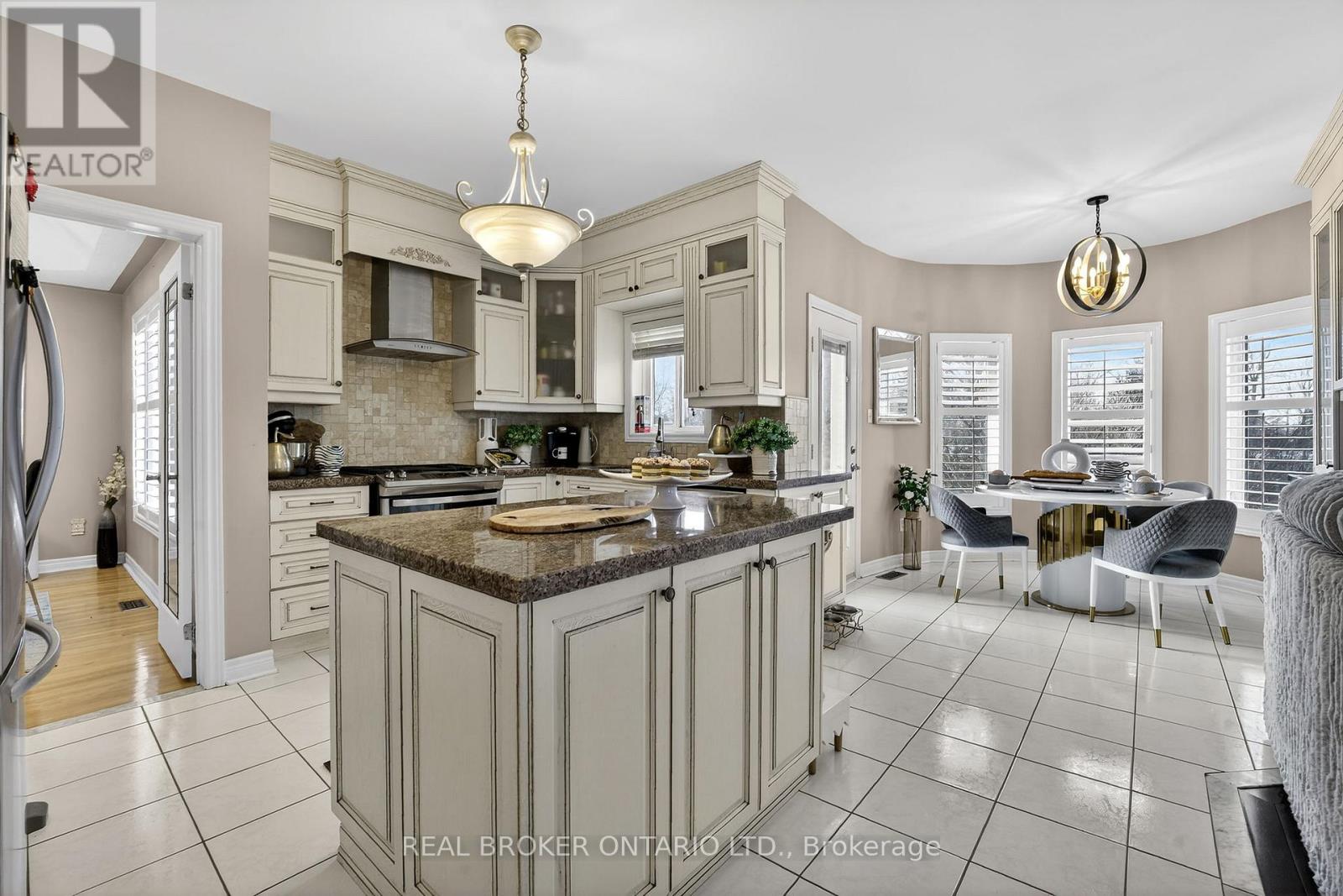 39 Pinebrook Circle, Caledon, Ontario  L7C 1C4 - Photo 10 - W12690984