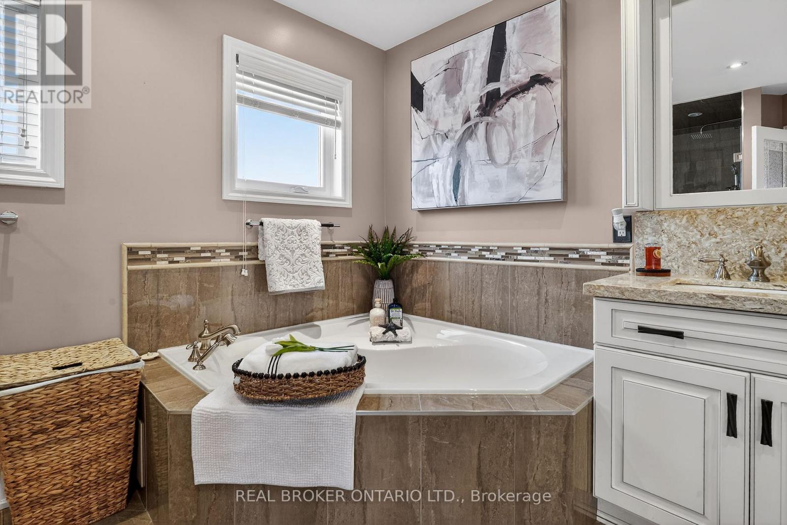 39 Pinebrook Circle, Caledon, Ontario  L7C 1C4 - Photo 21 - W12690984