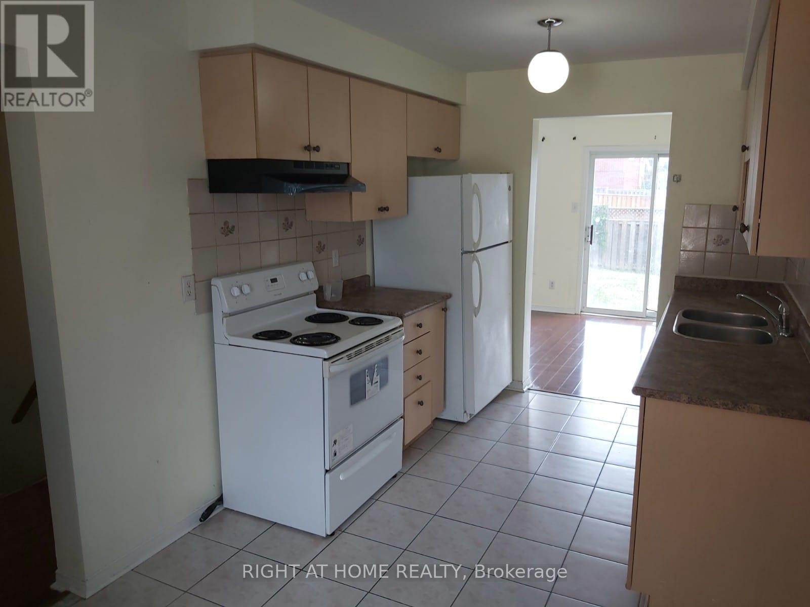 Upper And Main - 830 Avonshire Court, Mississauga, Ontario  L5V 2P2 - Photo 6 - W12565080