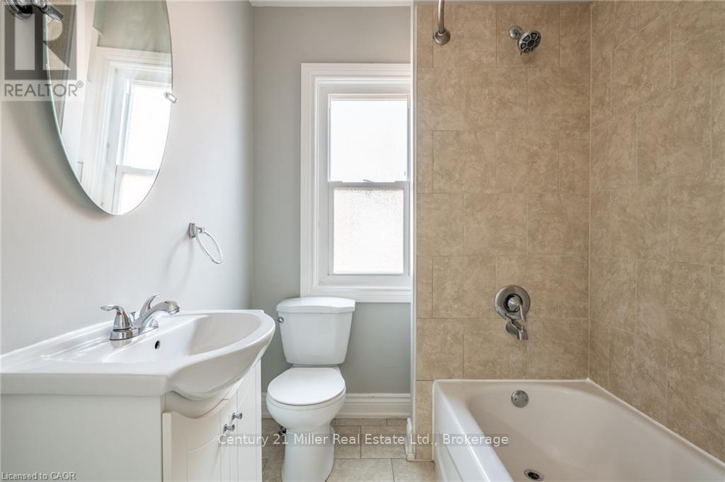 Upper - 39 Connaught Avenue N, Hamilton, Ontario  L8L 6Y6 - Photo 12 - X12681004