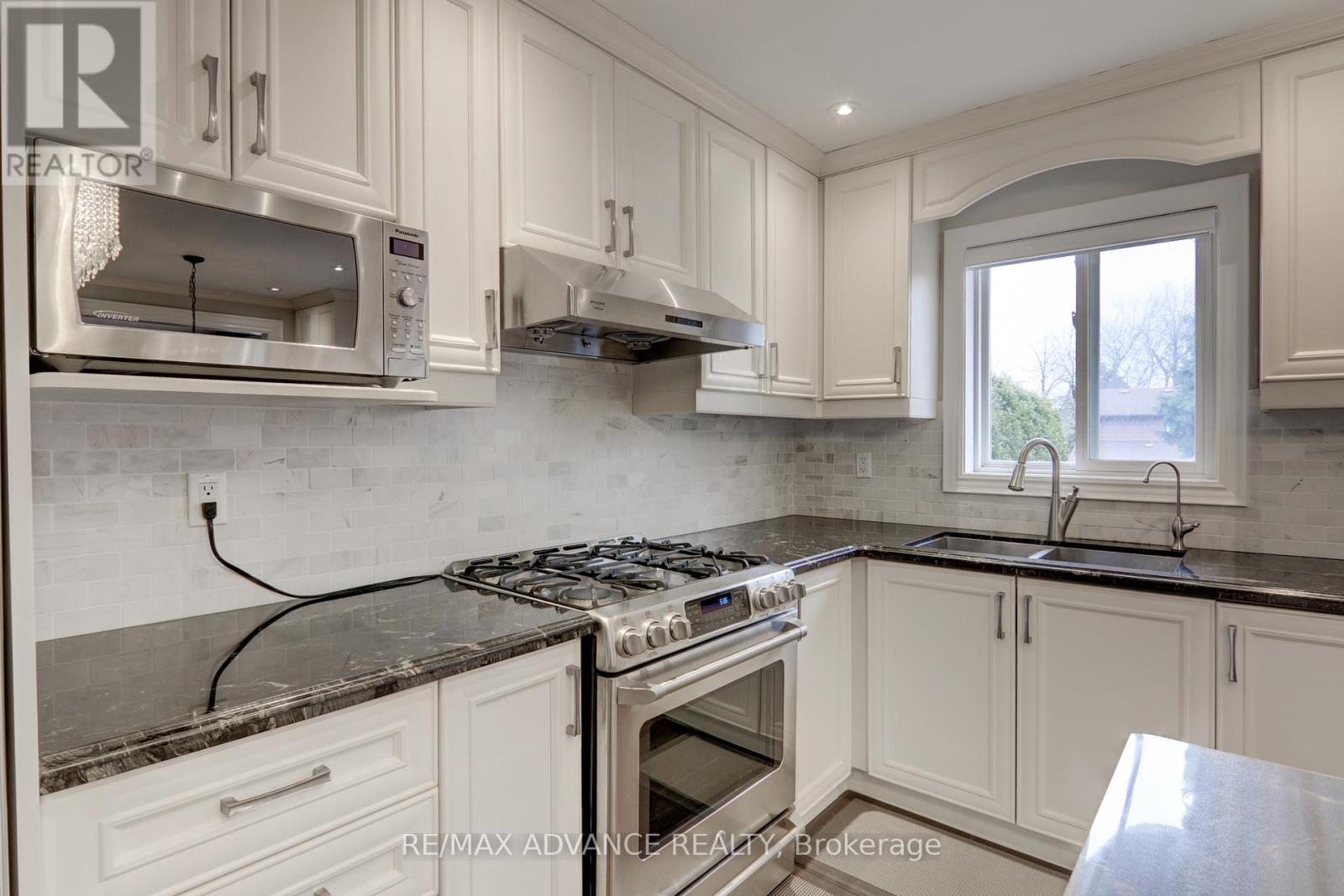 19 Abbeywood Trail, Toronto (Banbury-Don Mills), Ontario  M3B 3B4 - Photo 21 - C12691260