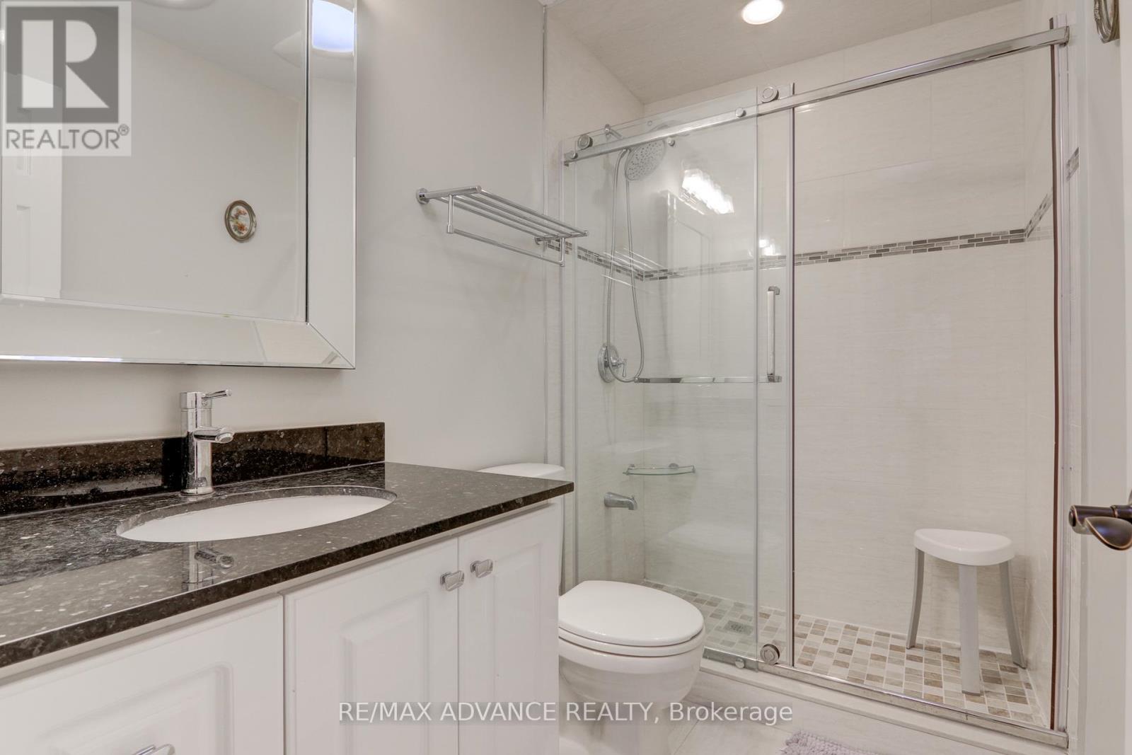 19 Abbeywood Trail, Toronto (Banbury-Don Mills), Ontario  M3B 3B4 - Photo 35 - C12691260