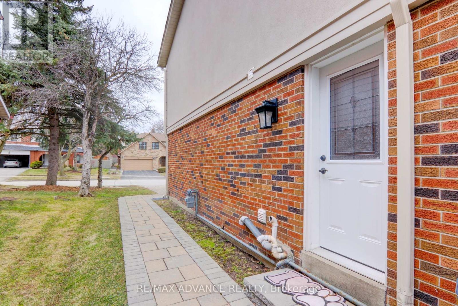 19 Abbeywood Trail, Toronto (Banbury-Don Mills), Ontario  M3B 3B4 - Photo 46 - C12691260