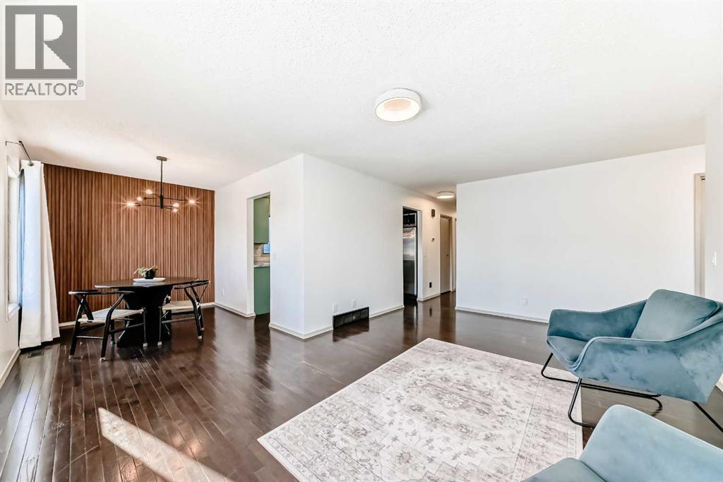 16 Bermondsey Crescent Nw, Calgary, Alberta  T3K 1W2 - Photo 11 - A2277848