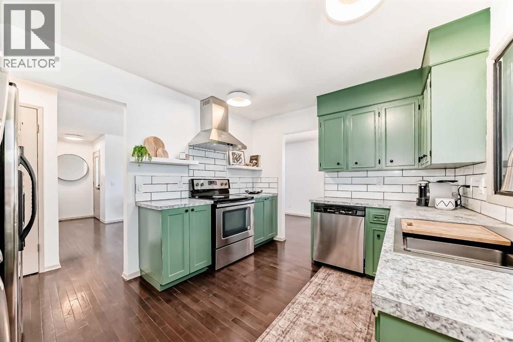 16 Bermondsey Crescent Nw, Calgary, Alberta  T3K 1W2 - Photo 4 - A2277848