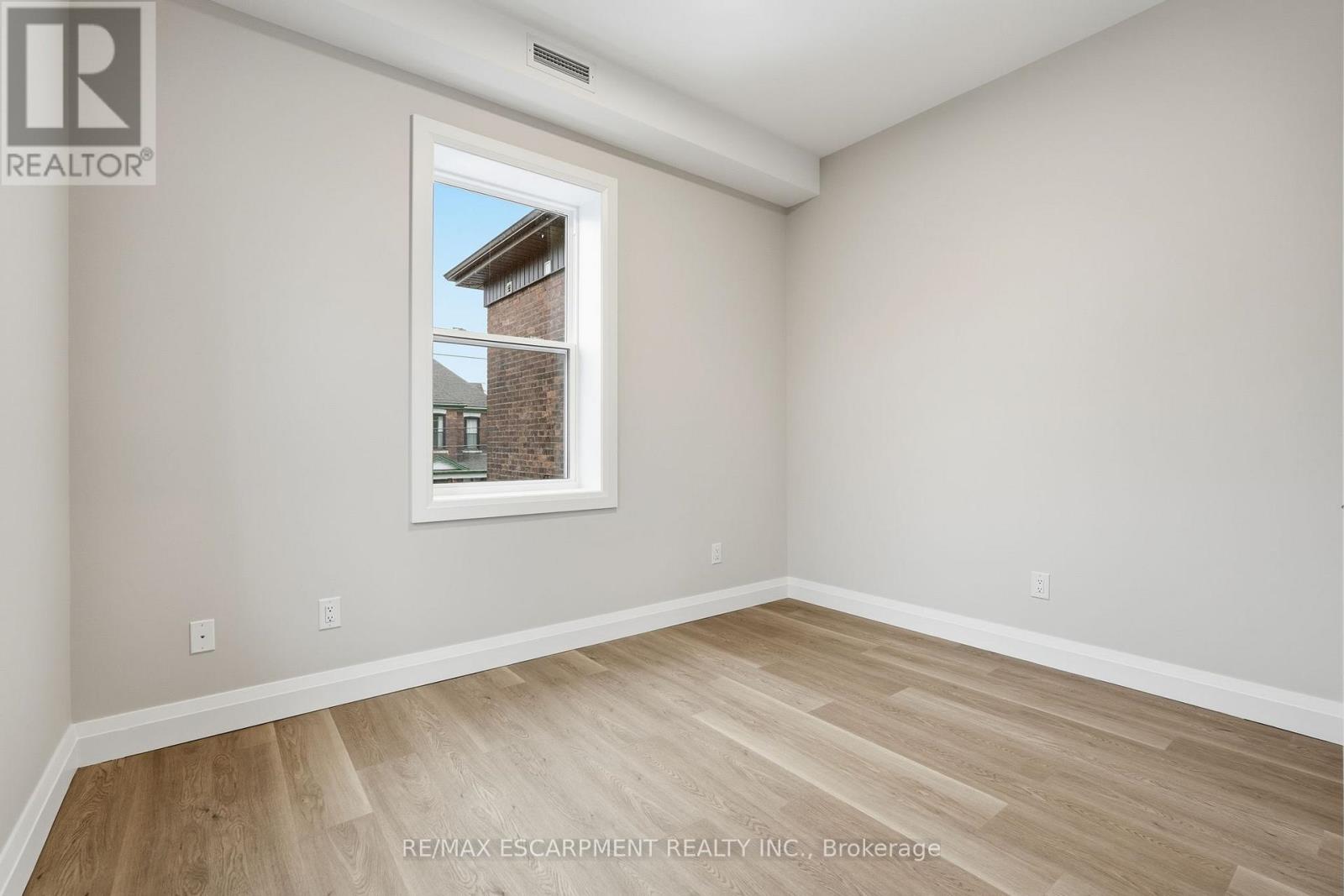 4 - 231 Park Street N, Hamilton, Ontario  L8L 1L9 - Photo 11 - X12651940