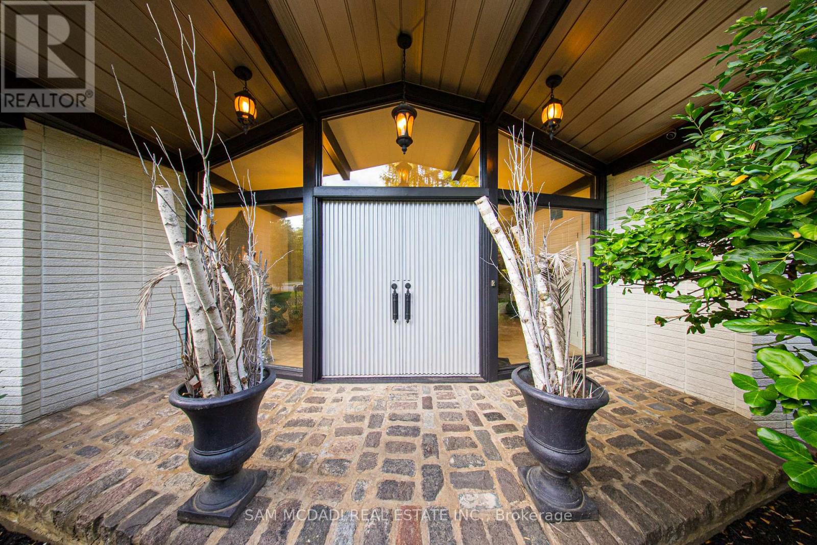 <div class="slider-price">$2,450,000</div><p>625 Sir Richard's Road, Mississauga, Ontario</p>