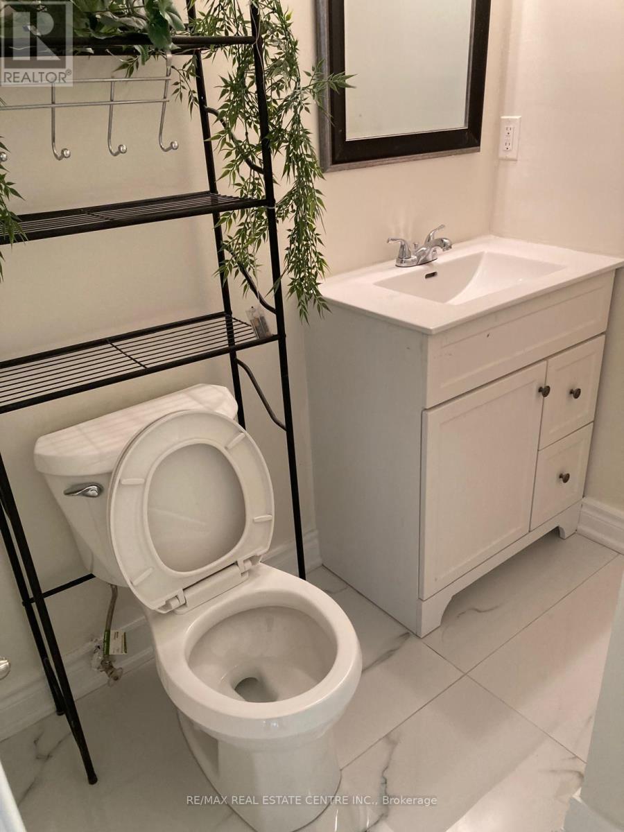 46 Corby Crescent, Brampton, Ontario  L6Y 1H1 - Photo 4 - W12691302