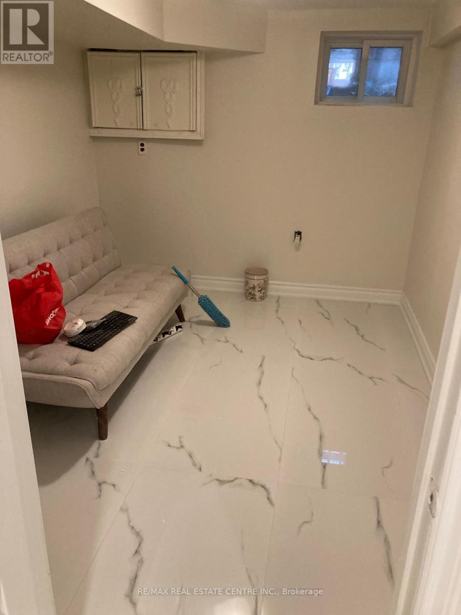 46 Corby Crescent, Brampton, Ontario  L6Y 1H1 - Photo 6 - W12691302