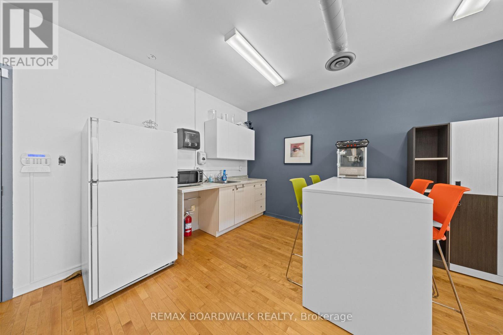 209-210 - 346 Richmond Road E, Ottawa, Ontario  K2A 0E7 - Photo 3 - X12615038