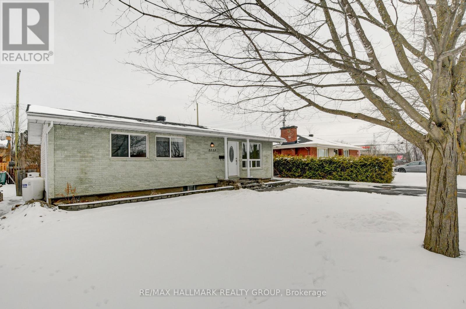 2223 Martha Avenue, Ottawa, Ontario  K1G 1K8 - Photo 2 - X12691608