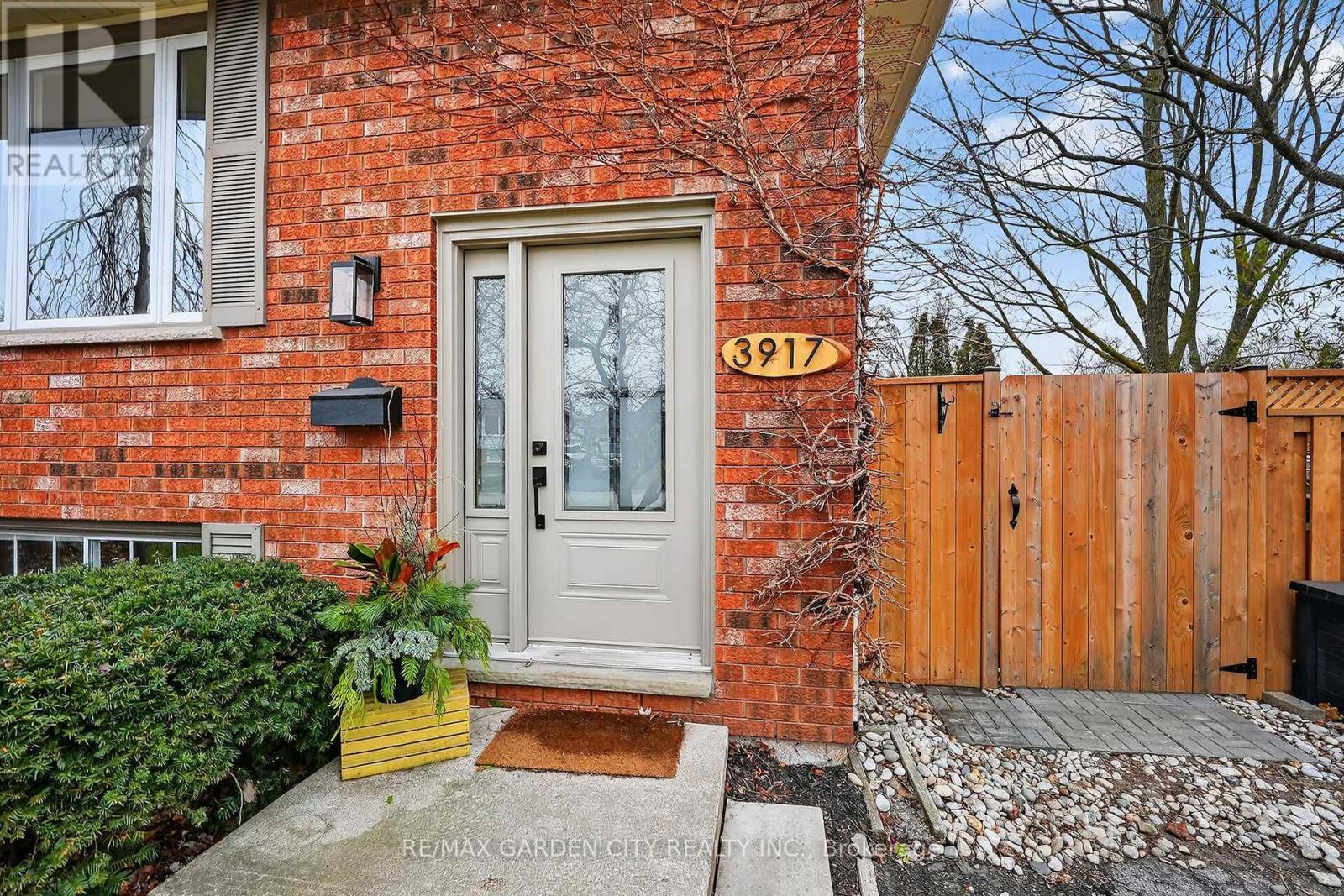 3917 Vineyard Crescent, Lincoln, Ontario  L0R 2C0 - Photo 2 - X12691432