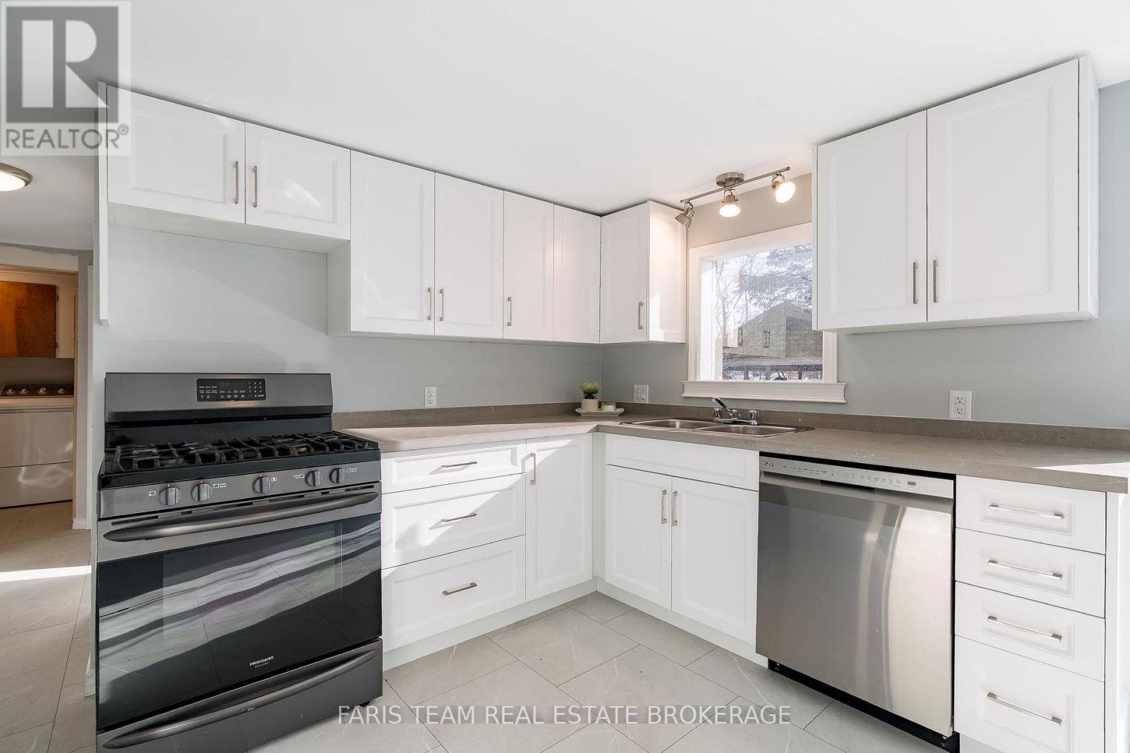 25 Ayling Reid Court, Wasaga Beach, Ontario  L9Z 2G5 - Photo 6 - S12691604