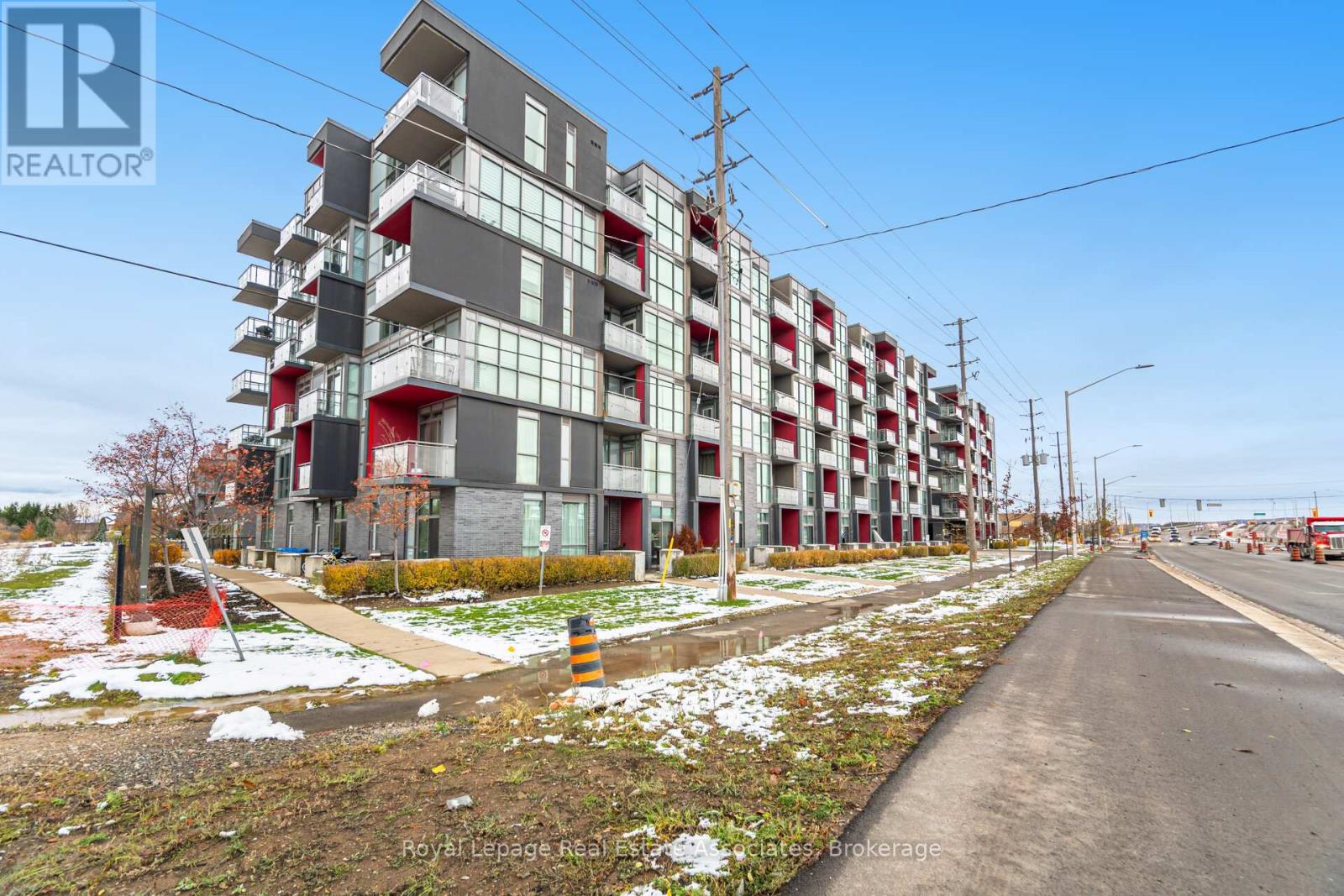 B401 - 5240 Dundas Street, Burlington, Ontario  L7L 0J6 - Photo 1 - W12691420