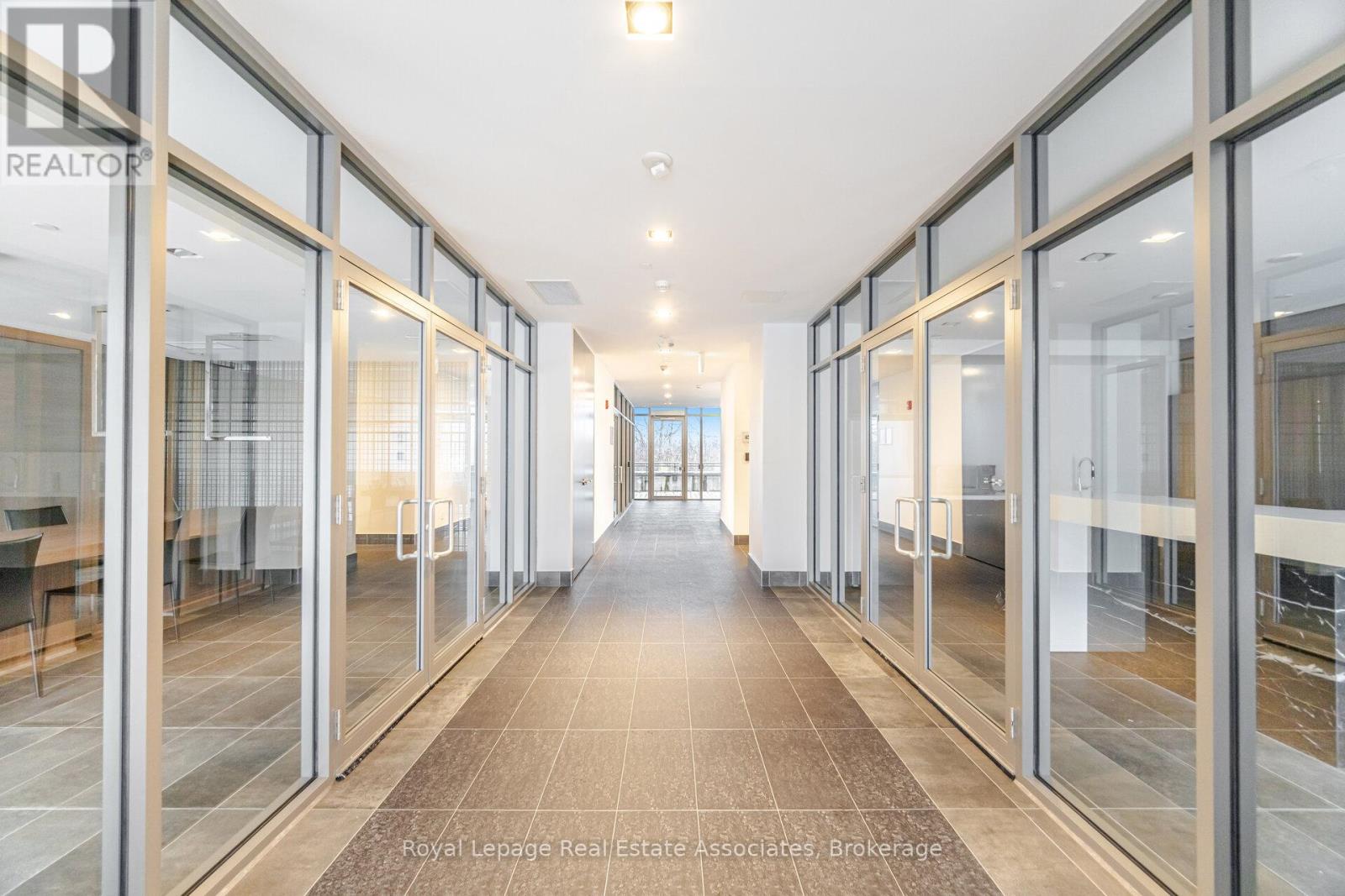 B401 - 5240 Dundas Street, Burlington, Ontario  L7L 0J6 - Photo 11 - W12691420