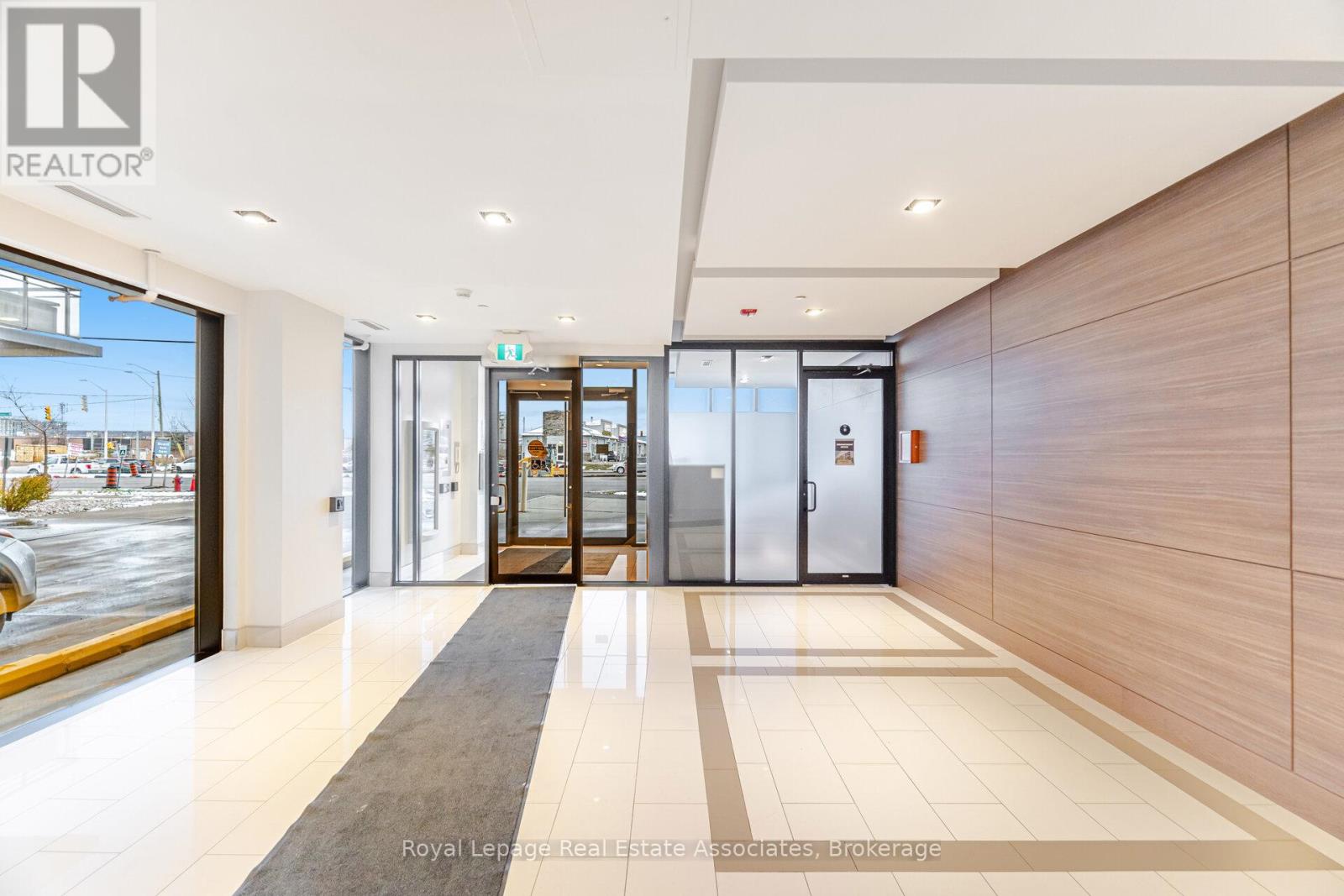 B401 - 5240 Dundas Street, Burlington, Ontario  L7L 0J6 - Photo 3 - W12691420