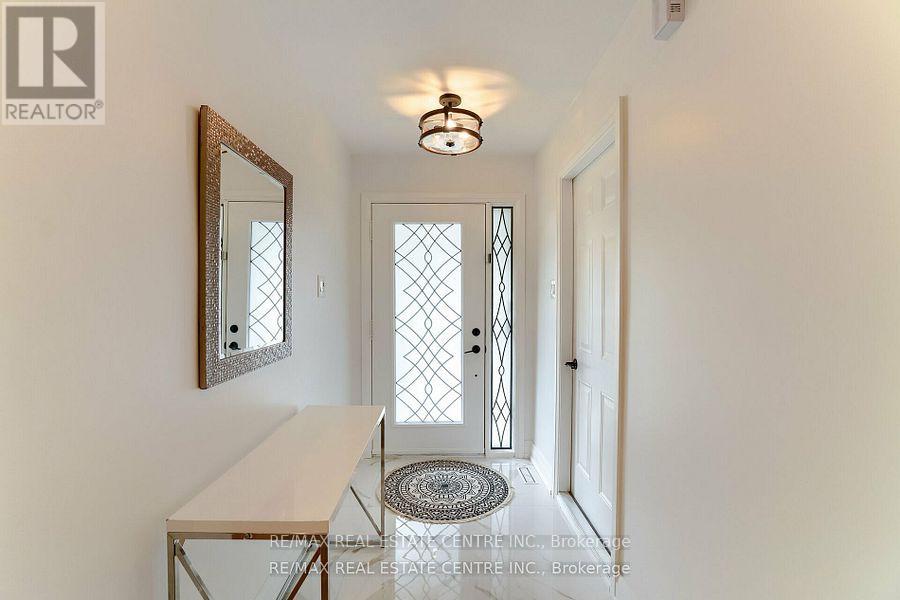 550 Meadows Boulevard, Mississauga, Ontario  L4Z 1G6 - Photo 4 - W12691448