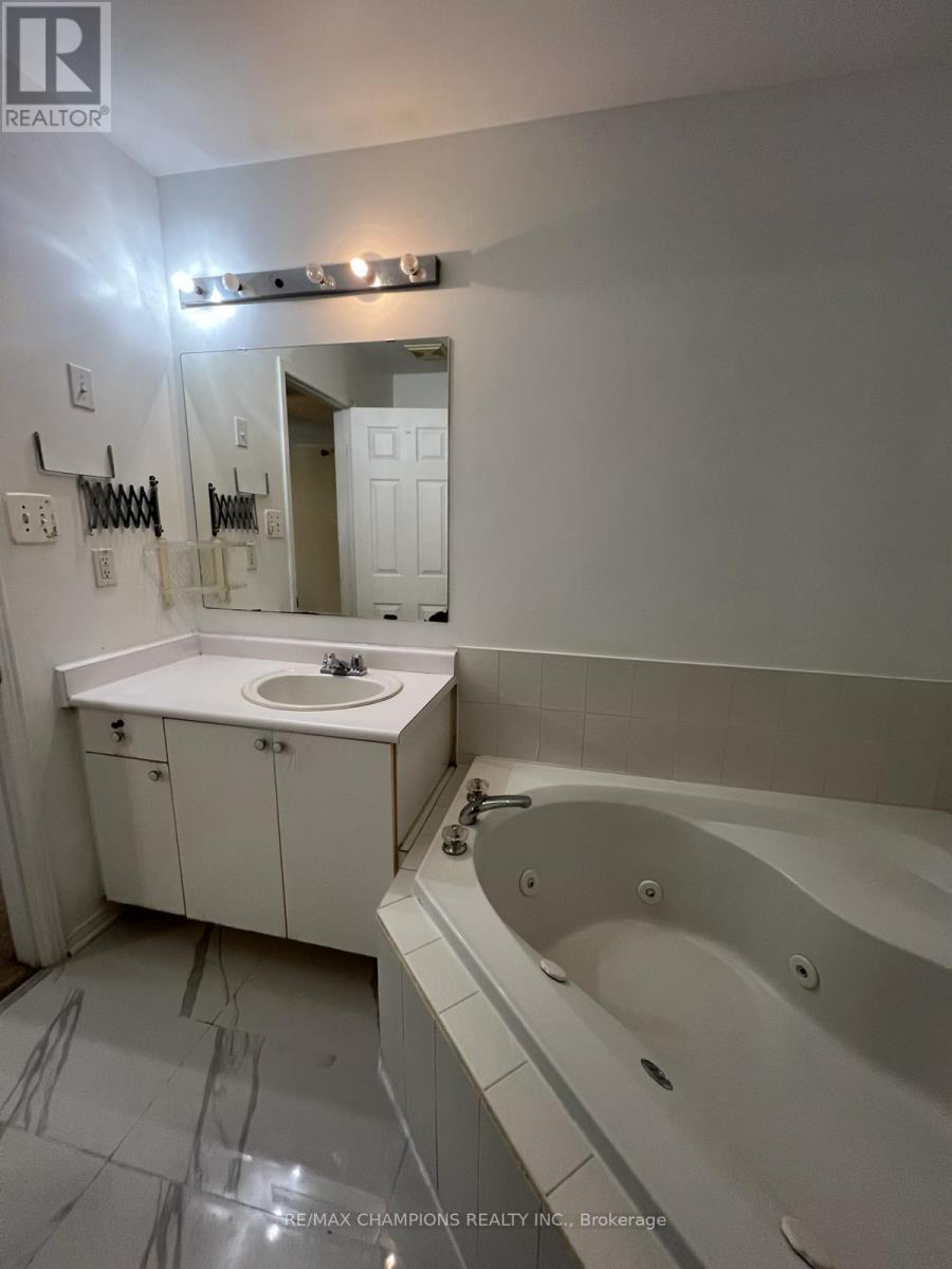 55 - 5255 Guildwood Way, Mississauga (Hurontario), Ontario  L5R 4A8 - Photo 25 - W12691514