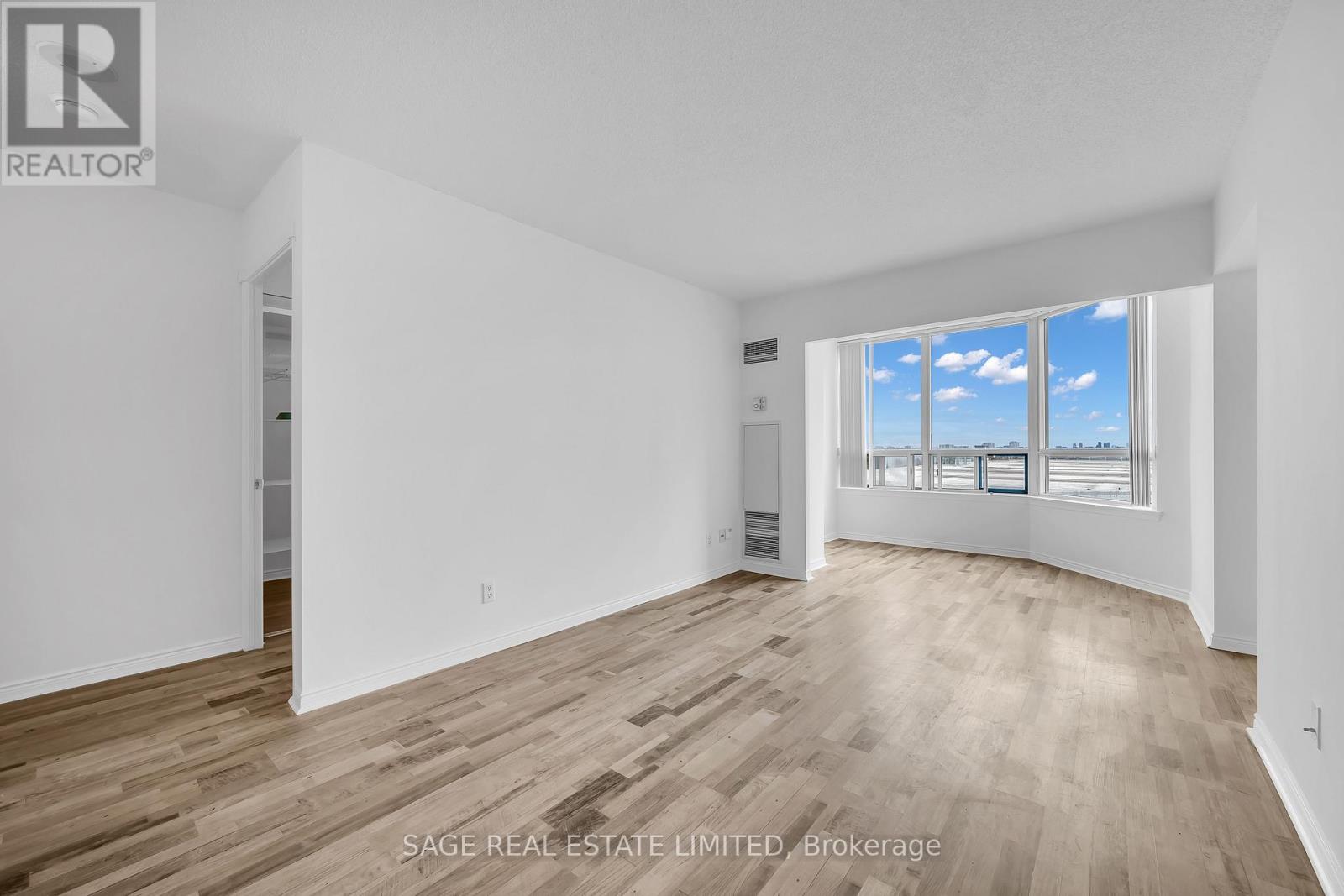 1016 - 135 Hillcrest Avenue, Mississauga, Ontario  L5B 4B1 - Photo 1 - W12691524