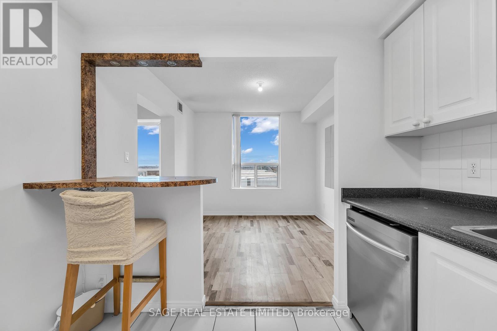 1016 - 135 Hillcrest Avenue, Mississauga, Ontario  L5B 4B1 - Photo 10 - W12691524