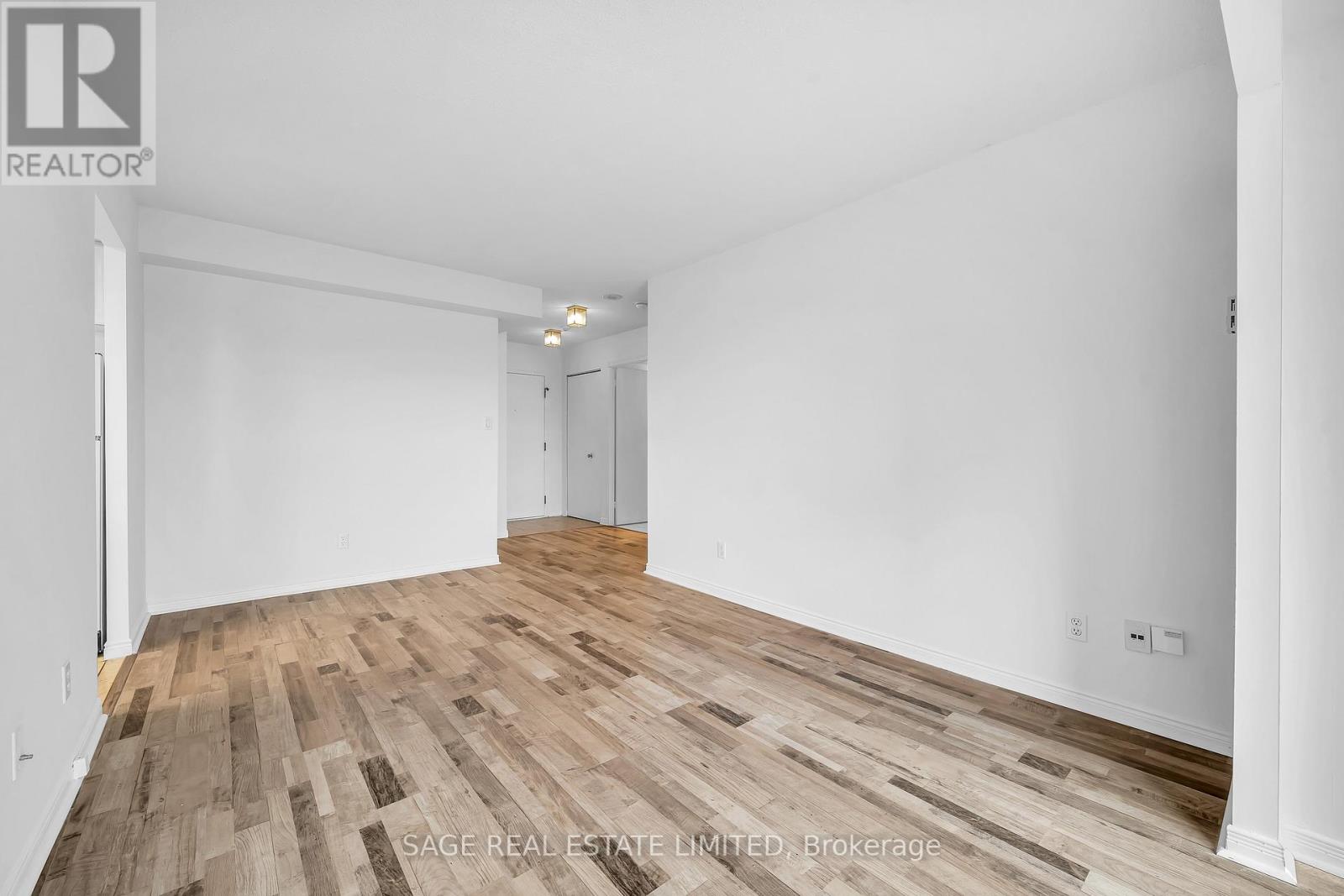 1016 - 135 Hillcrest Avenue, Mississauga, Ontario  L5B 4B1 - Photo 11 - W12691524