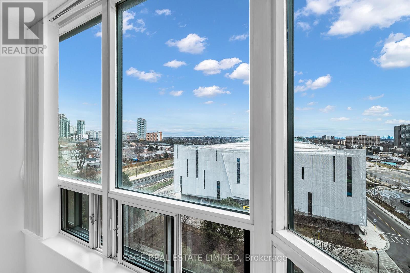 1016 - 135 Hillcrest Avenue, Mississauga, Ontario  L5B 4B1 - Photo 13 - W12691524