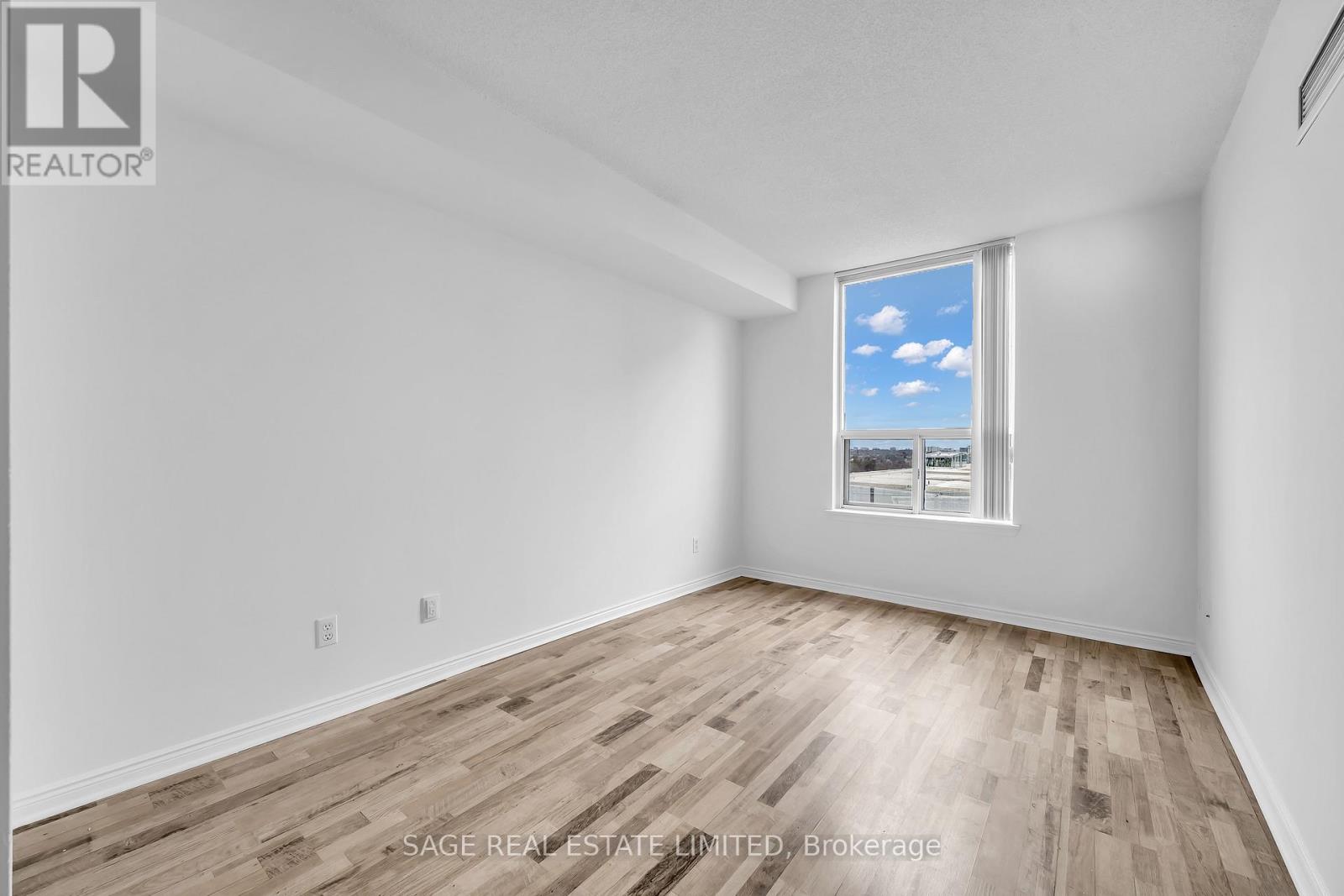 1016 - 135 Hillcrest Avenue, Mississauga, Ontario  L5B 4B1 - Photo 14 - W12691524