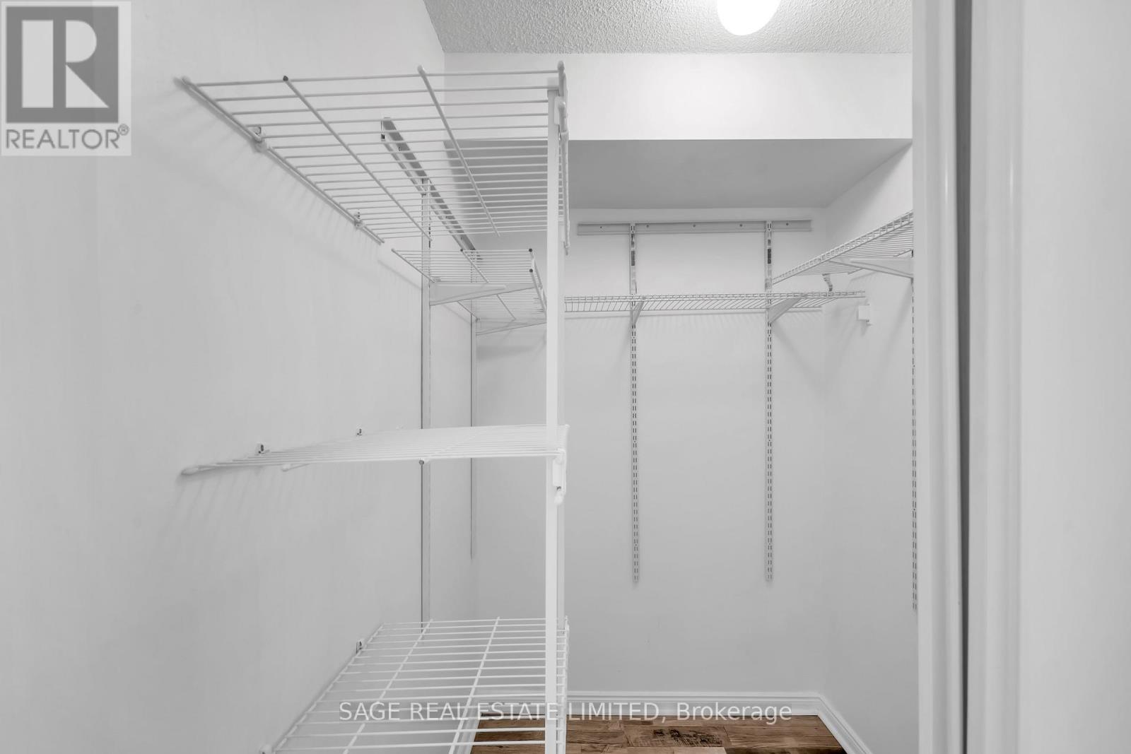 1016 - 135 Hillcrest Avenue, Mississauga, Ontario  L5B 4B1 - Photo 16 - W12691524