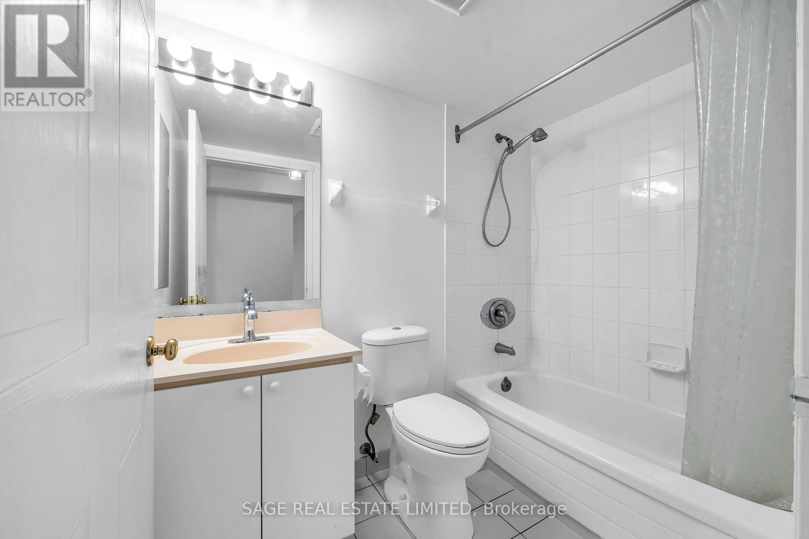 1016 - 135 Hillcrest Avenue, Mississauga, Ontario  L5B 4B1 - Photo 17 - W12691524