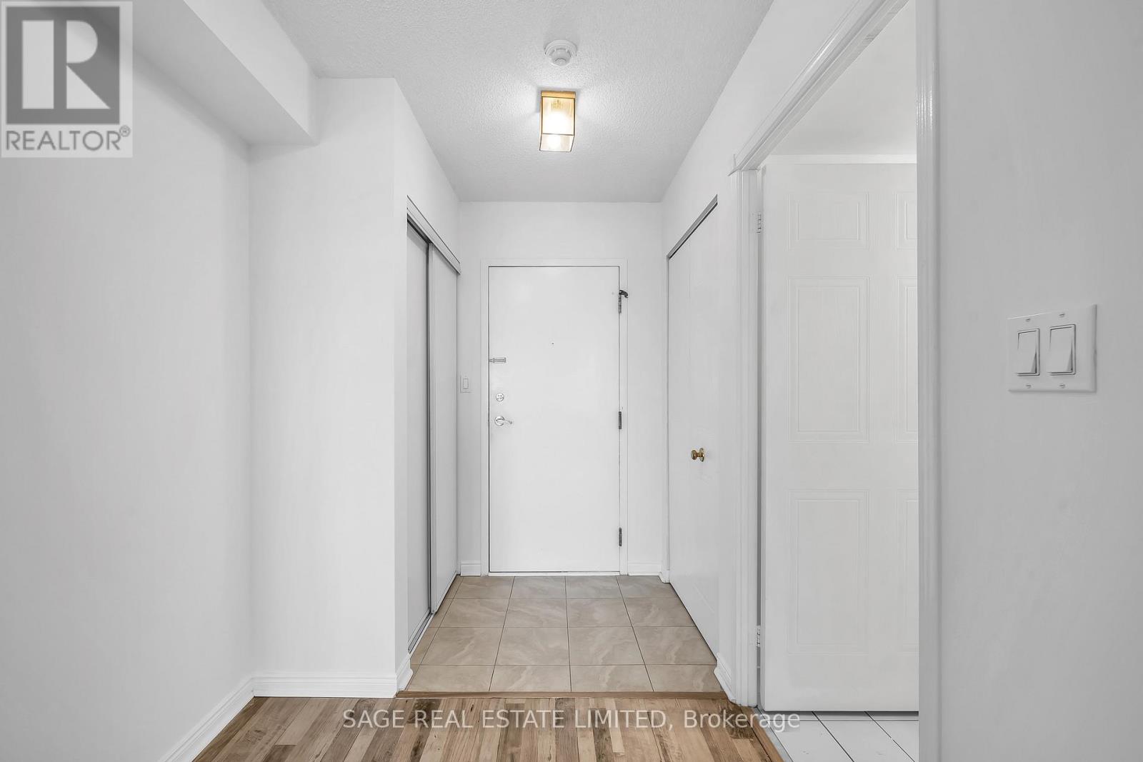 1016 - 135 Hillcrest Avenue, Mississauga, Ontario  L5B 4B1 - Photo 18 - W12691524