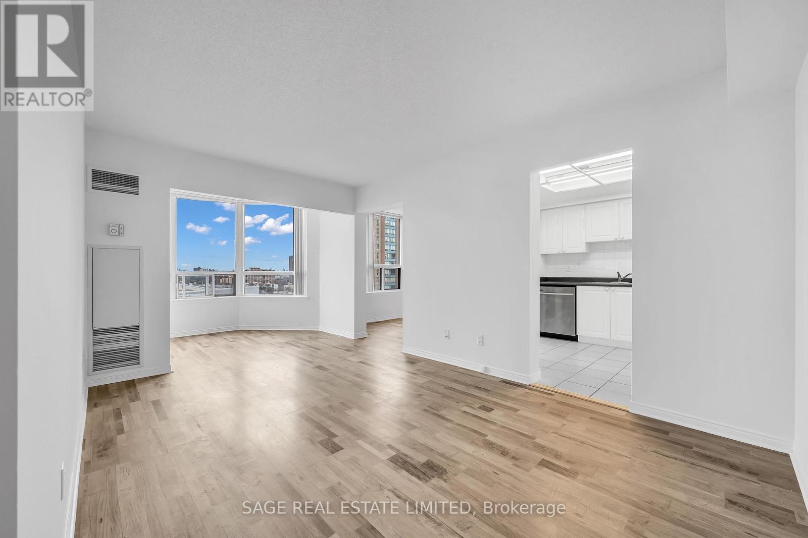 1016 - 135 Hillcrest Avenue, Mississauga, Ontario  L5B 4B1 - Photo 2 - W12691524